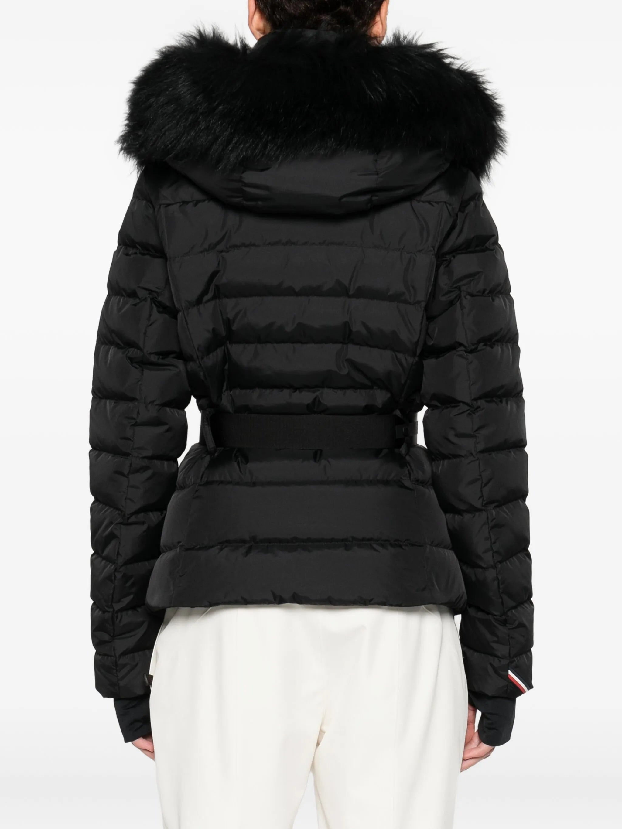 Imagen de la chaqueta de plumas Beverley de Moncler Grenoble para mujeres - Temporada Otoño-Invierno 2025 - Vista del modelo 3