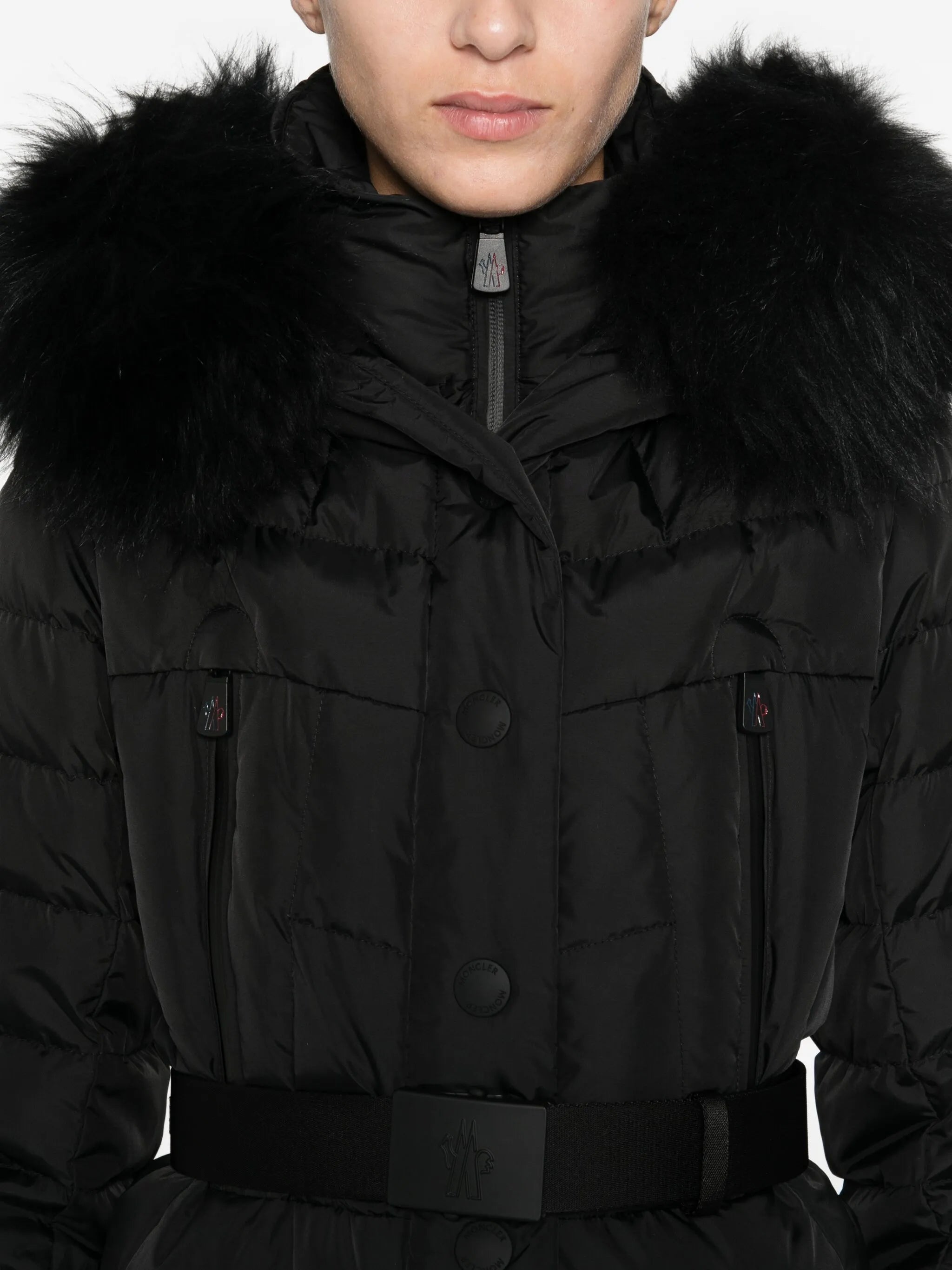 Imagen de la chaqueta de plumas Beverley de Moncler Grenoble para mujeres - Temporada Otoño-Invierno 2025 - Vista del modèle 4