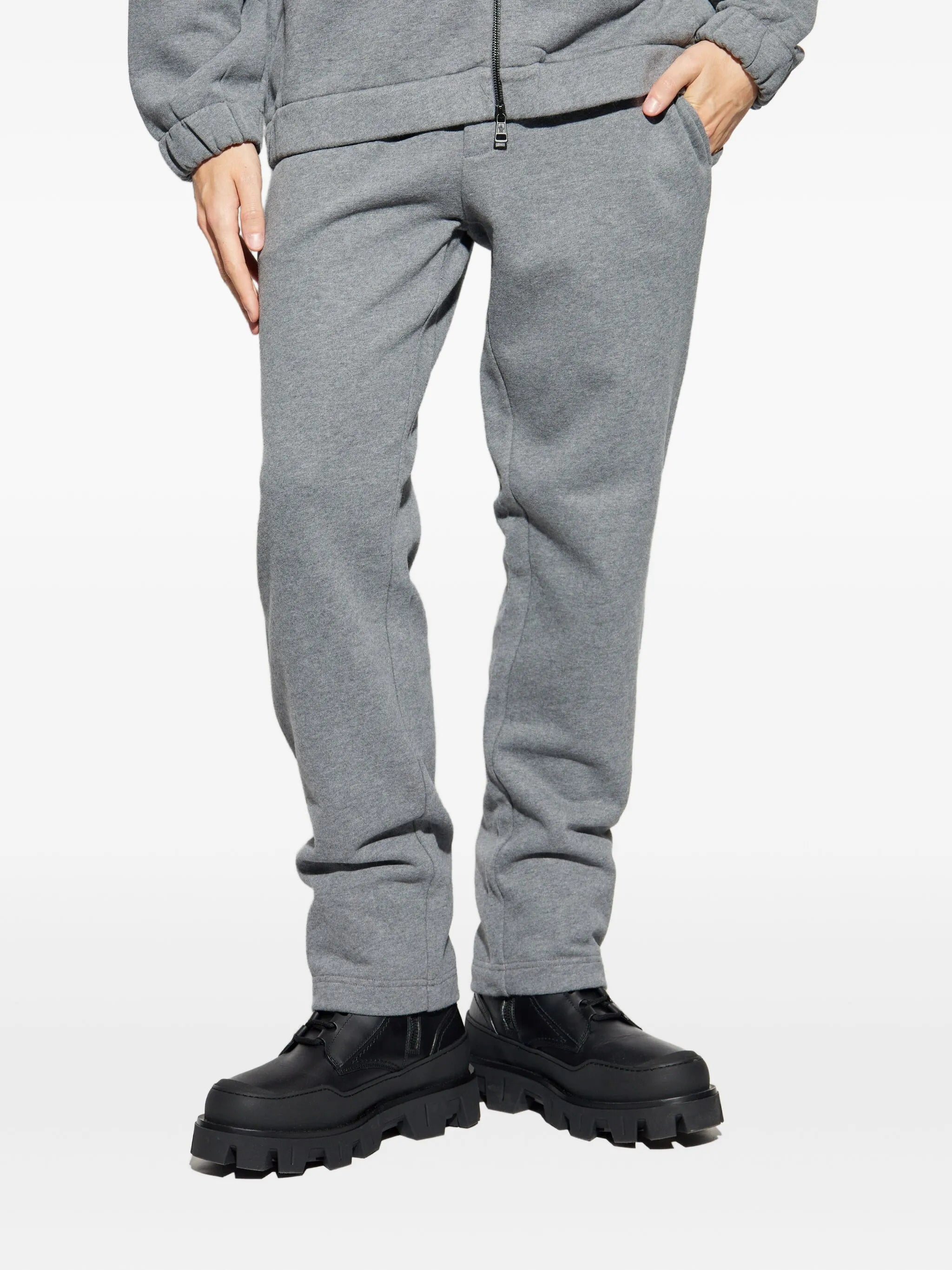 メンズ用モンクレールのグレーのジョギングパンツの画像 - 2025年秋冬シーズン - モデルビュー2