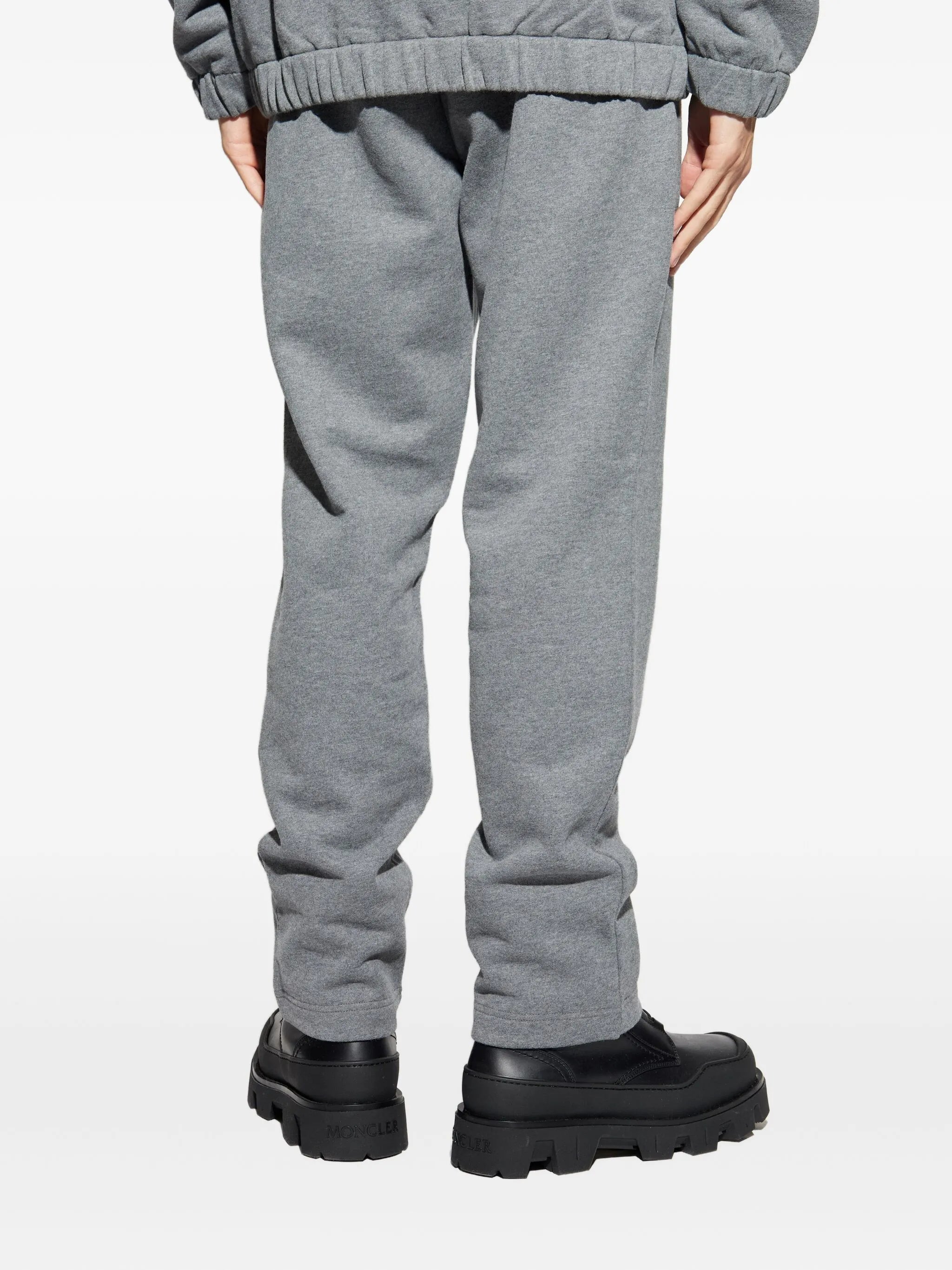남성을 위한 몽클레르의 회색 조깅 바지 이미지 - 2025년 가을-겨울 시즌 - 모델 뷰 3