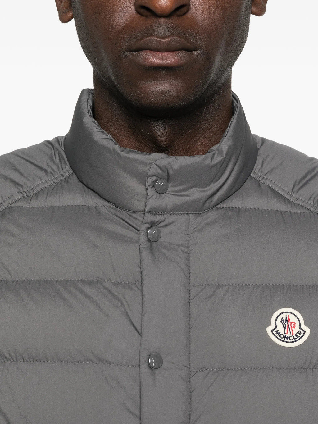 Bilde av Barthe grå ermeløs dunjakke fra Moncler for menn - Sesong Vår-Sommer 2026 - Modellvisning 4