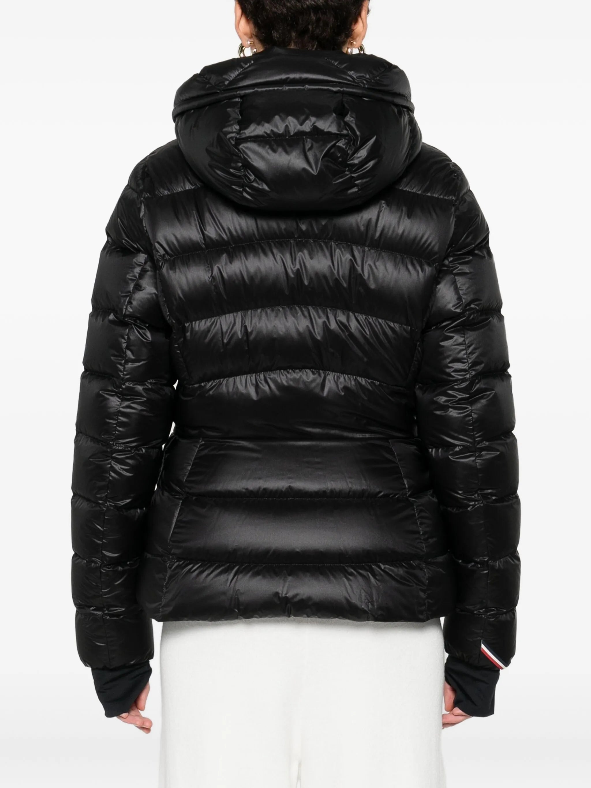 Imagen de la chaqueta de plumón Armoniques de Moncler Grenoble para mujeres - Temporada Otoño-Invierno 2025 - Vista del modelo 3