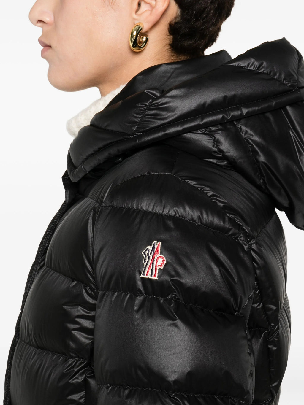 Imagen de la chaqueta de plumón Armoniques de Moncler Grenoble para mujeres - Temporada Otoño-Invierno 2025 - Vista del modelo 4
