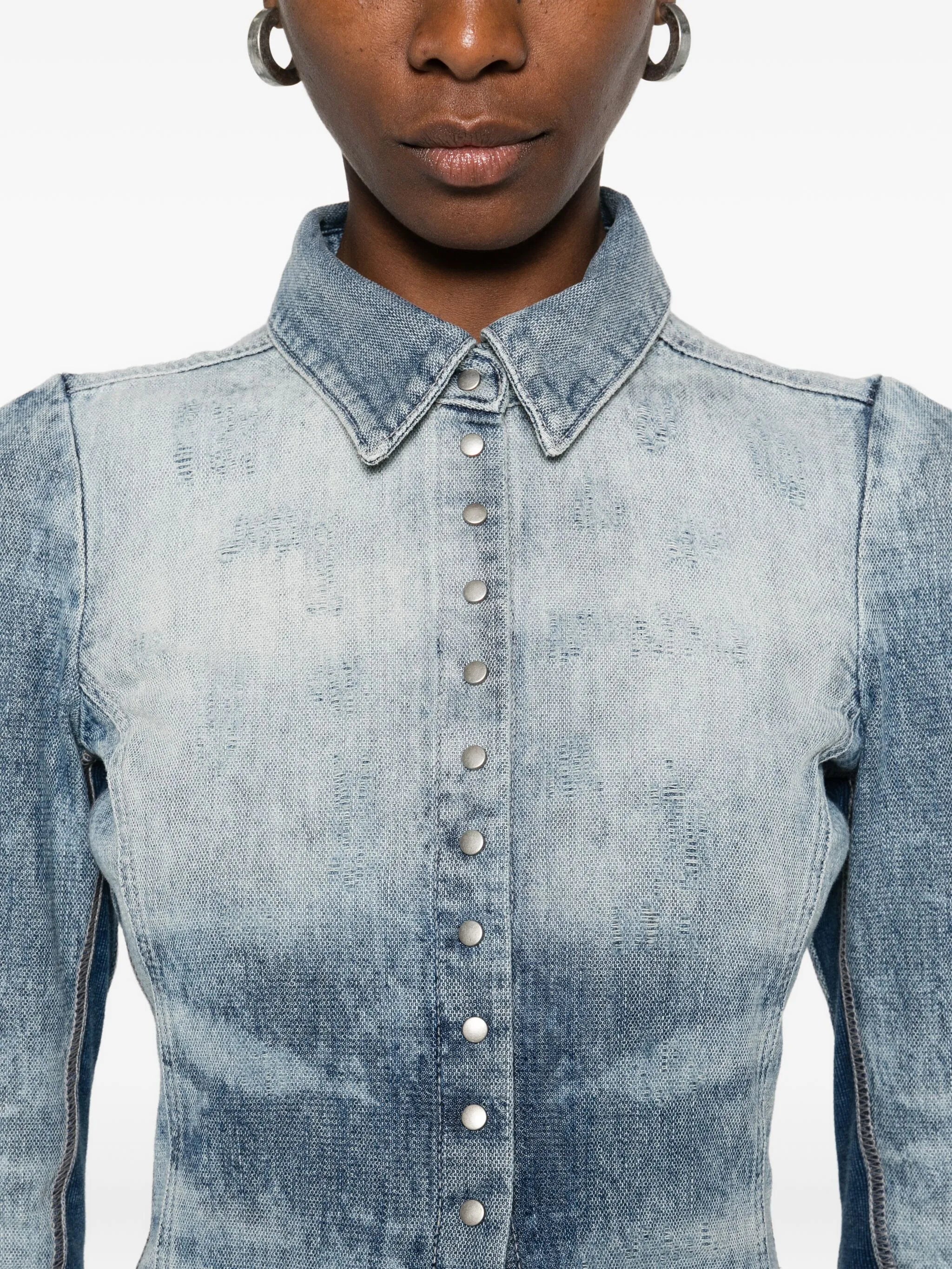 Imagen de camisa de denim de Diesel para mujeres - Temporada Otoño-Invierno 2025 - Vista del modelo 4
