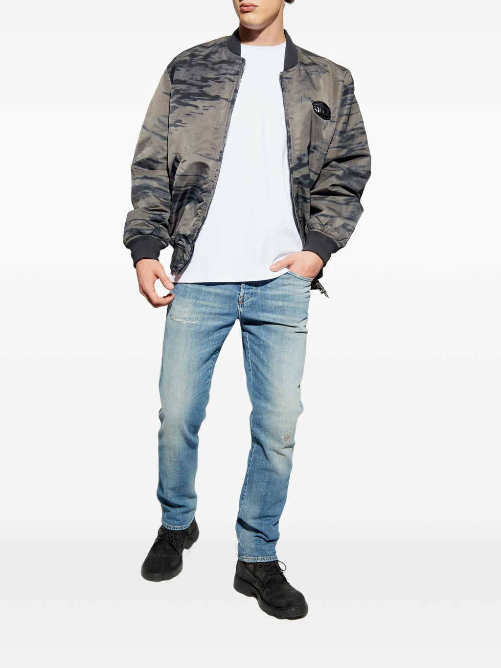 Bilde av jeans d-vyl 1993 l32 blekkspray av Diesel for menn - Sesong Vår-Sommer 2026 - Modellvisning 1