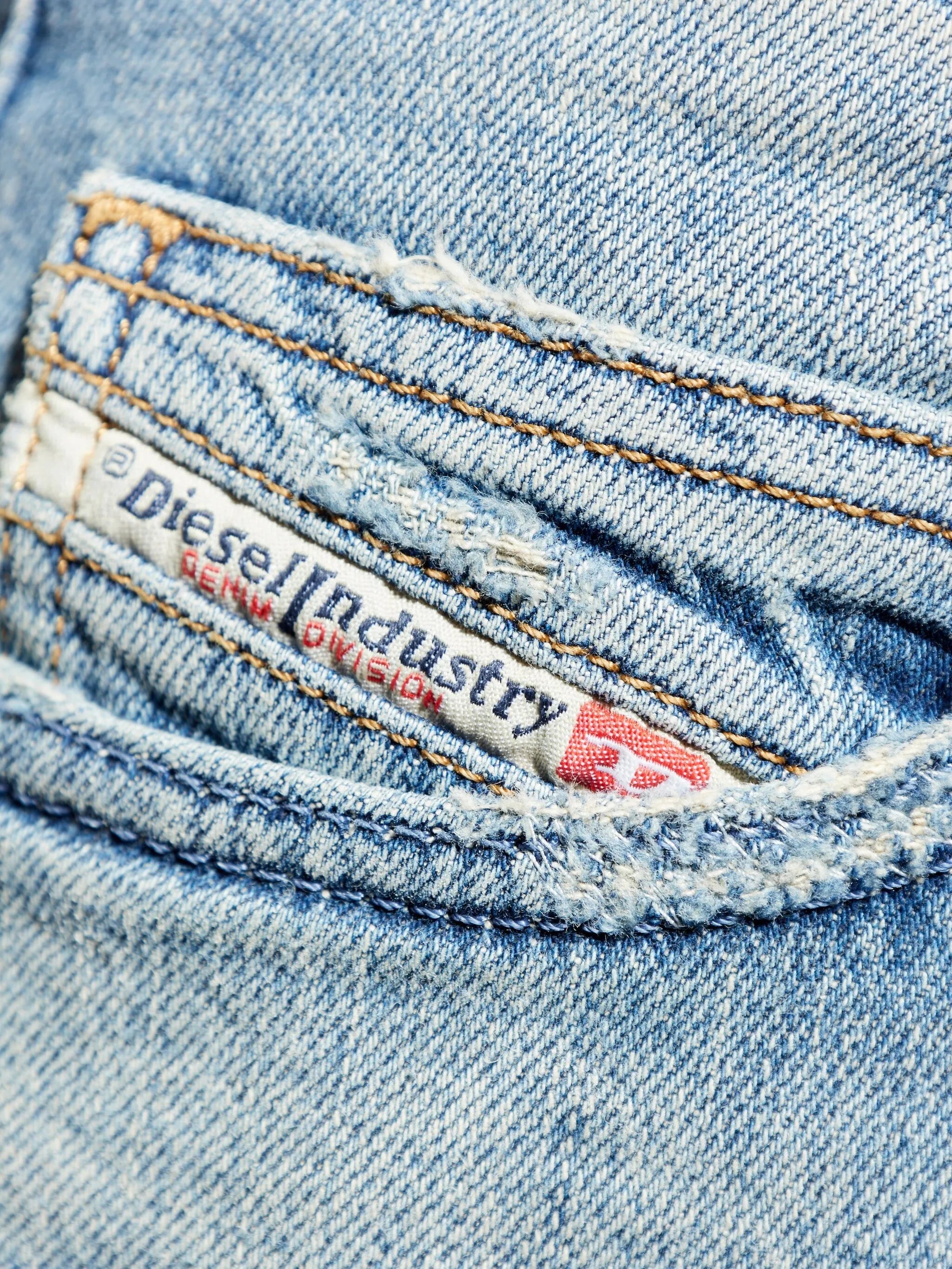 Bilde av jeans d-vyl 1993 l32 blekkspray av Diesel for menn - Sesong Vår-Sommer 2026 - Modellvisning 4