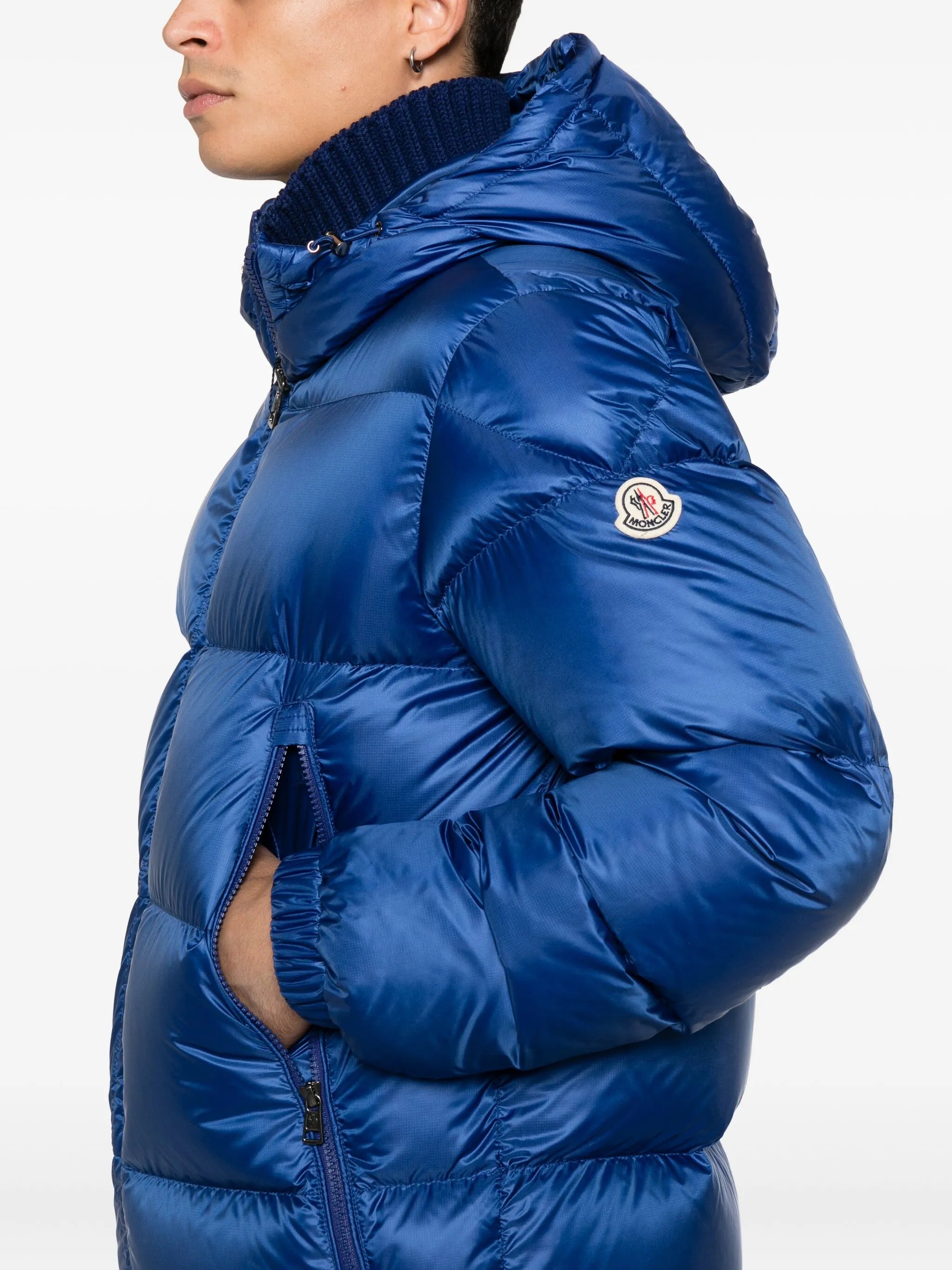 Image de la doudoune bleue Rivau par Moncler pour hommes - Saison Automne-Hiver 2025 - Vue du modèle 4