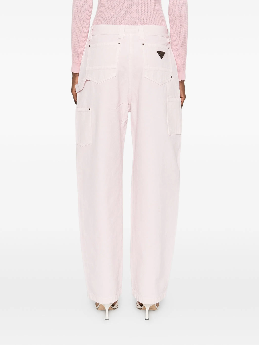 Image de pantalons cargo par Prada pour femmes - Saison Printemps-Été 2026 - Vue du modèle 3