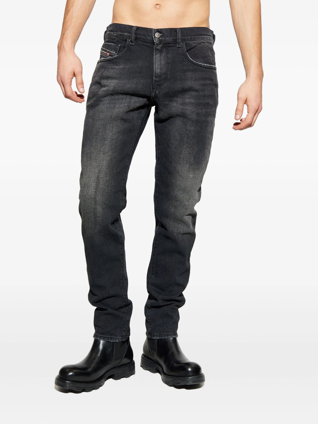 ディーゼルの男性用D-Struct L32ブラックジーンズの画像 - 2026年春夏シーズン - モデルビュー 2