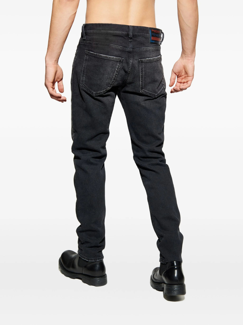 ディーゼルの男性用D-Struct L32ブラックジーンズの画像 - 2026年春夏シーズン - モデルビュー 3
