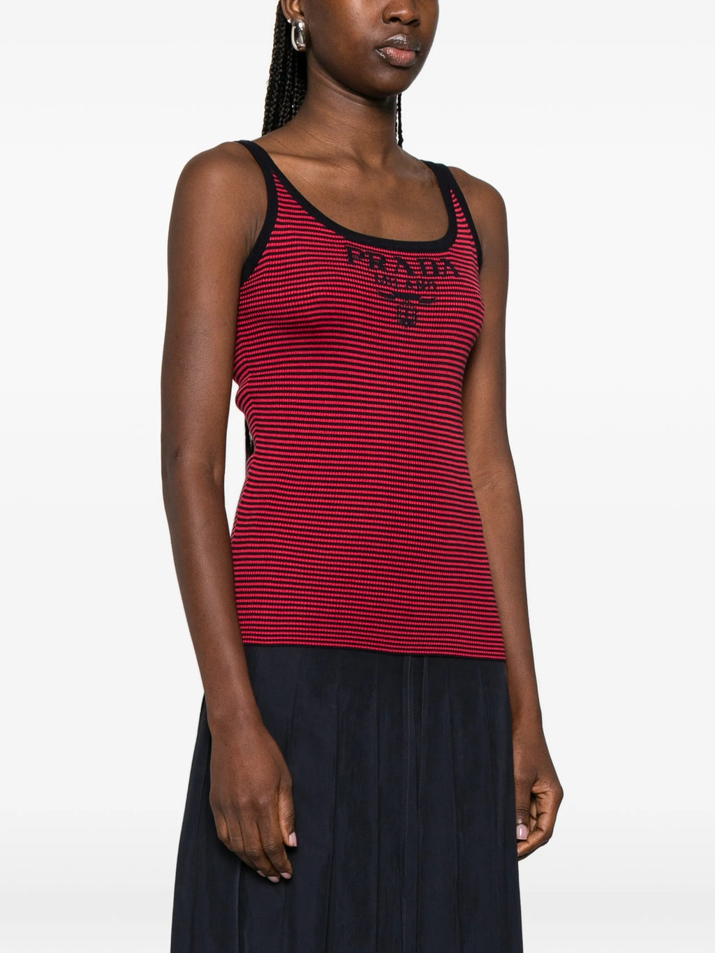 プラダの女性用赤と黒のストライプのタンクトップの画像 - シーズン春夏2026 - モデルビュー2