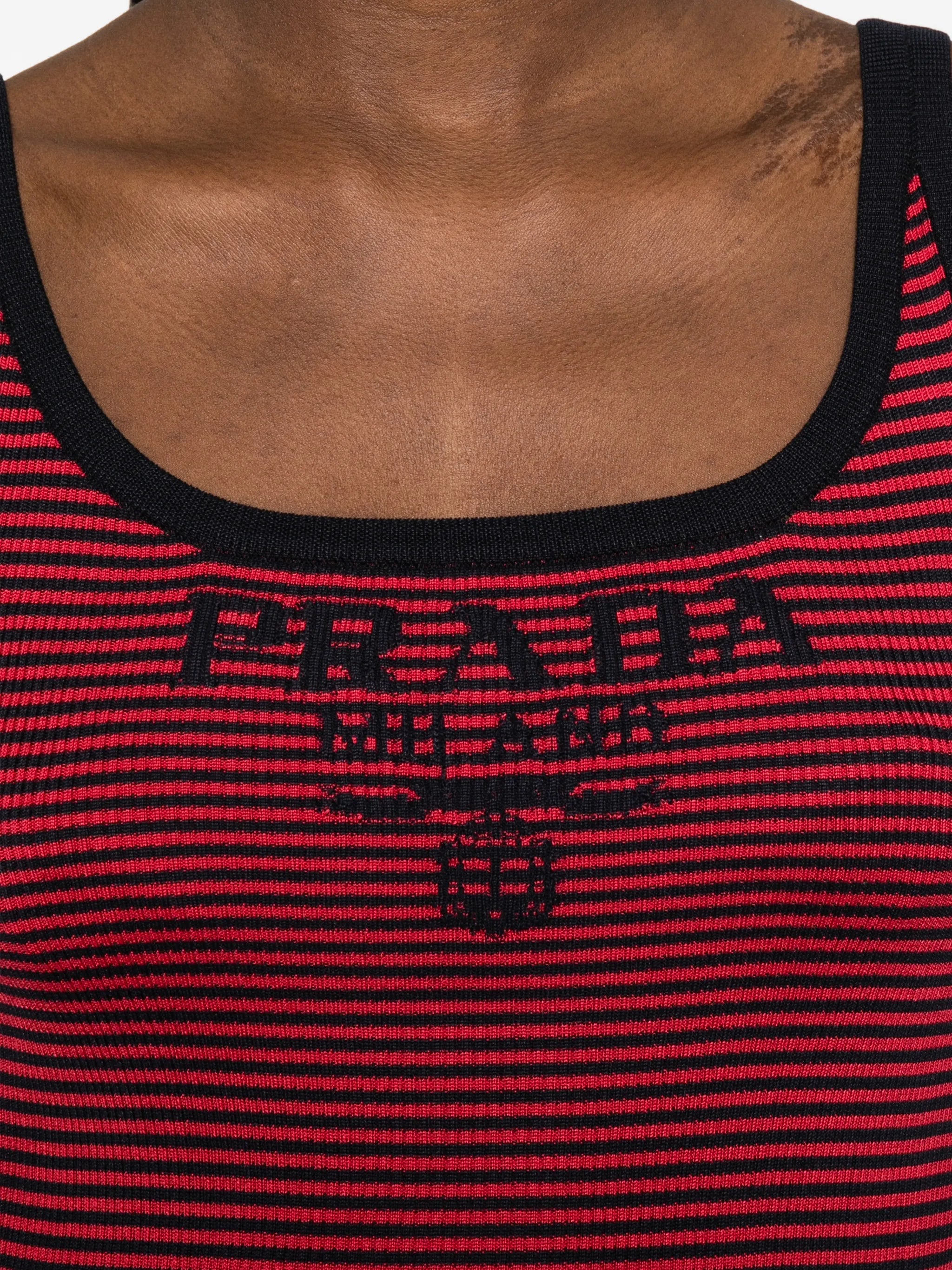 プラダの女性用赤と黒のストライプのタンクトップの画像 - シーズン春夏2026 - モデルビュー4