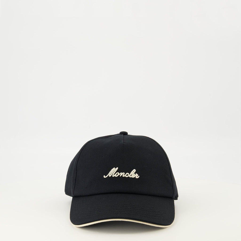 Imagen de la gorra negra con logo de Moncler para hombres - Temporada primavera-verano 2026 - Vista frontal