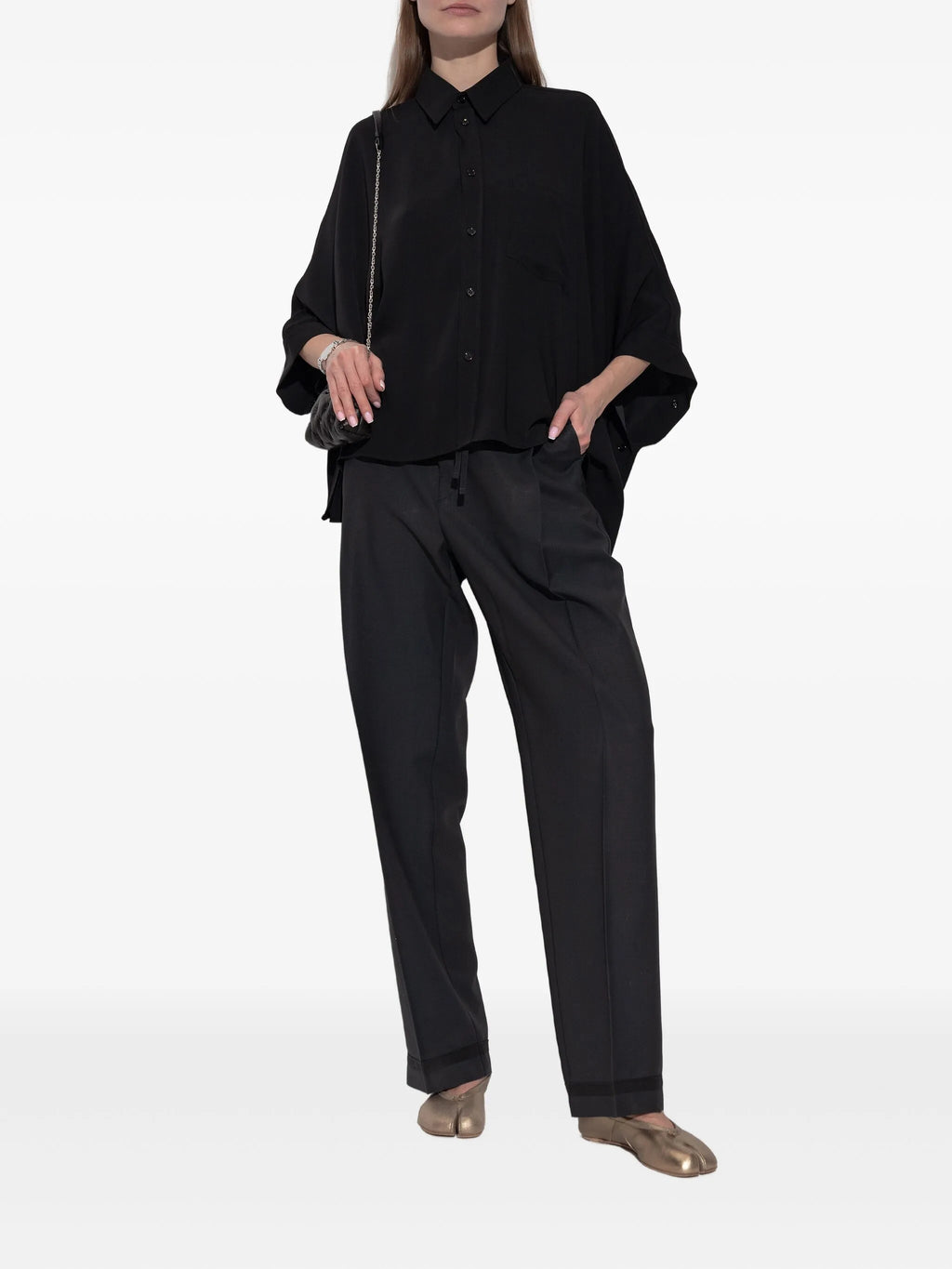 MM6の女性用黒シャツの画像 - シーズン春夏2026 - モデルビュー1