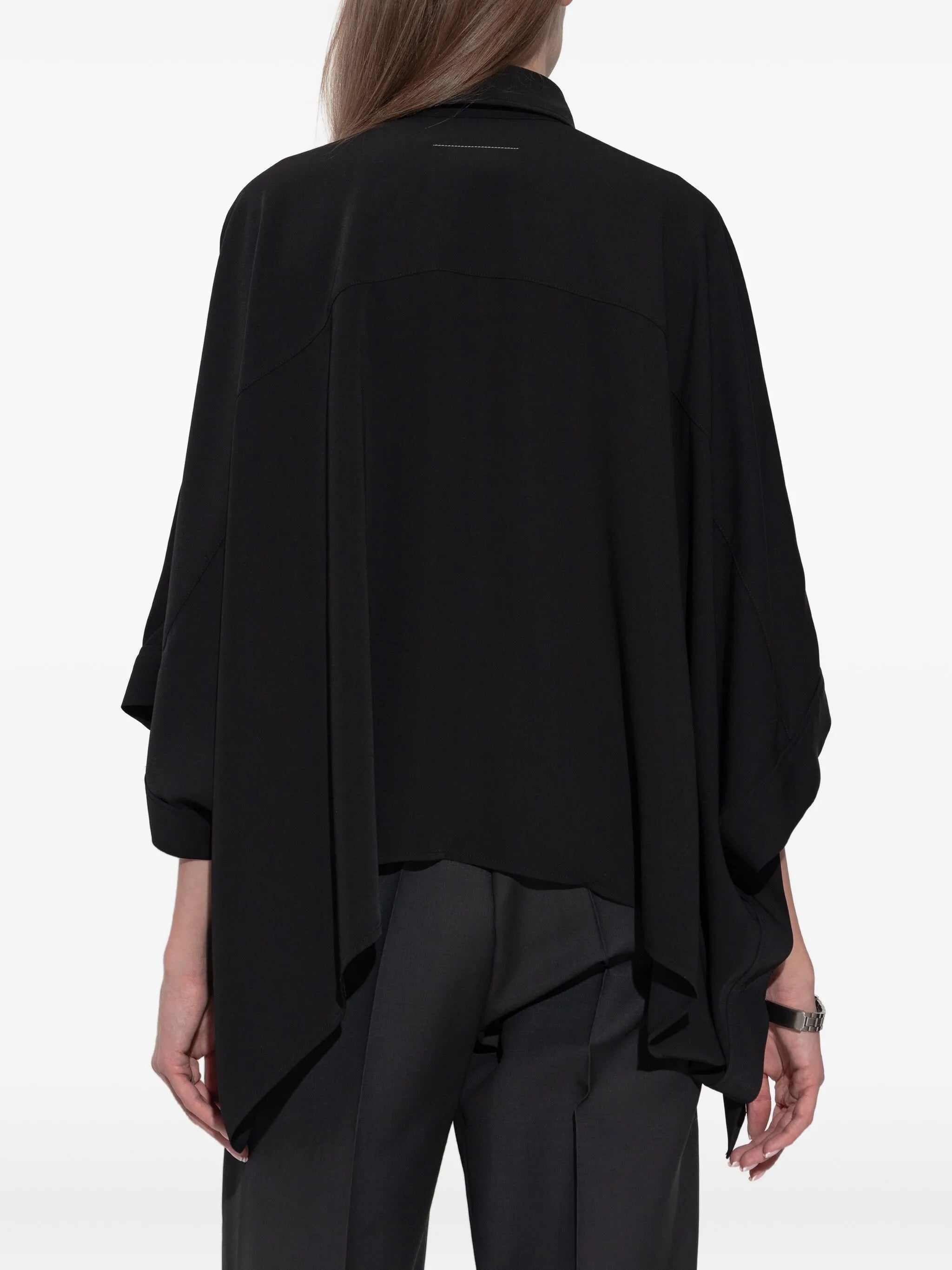 MM6の女性用黒シャツの画像 - シーズン春夏2026 - モデルビュー3