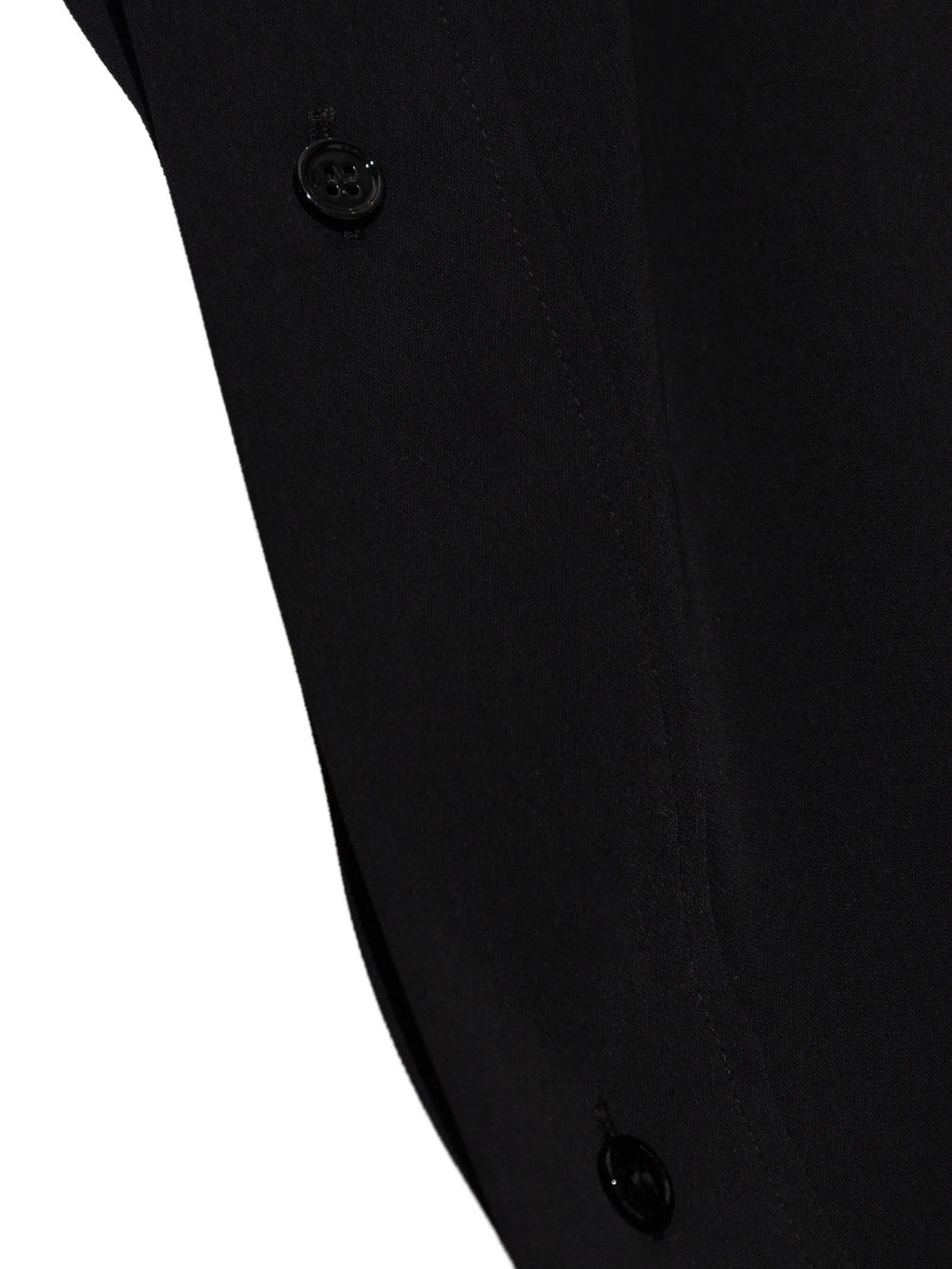 MM6の女性用黒シャツの画像 - シーズン春夏2026 - モデルビュー4