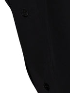 Imagen de la camisa negra MM6 de Mm6 para mujeres - Temporada Primavera-Verano 2026 - Vista del modelo 4