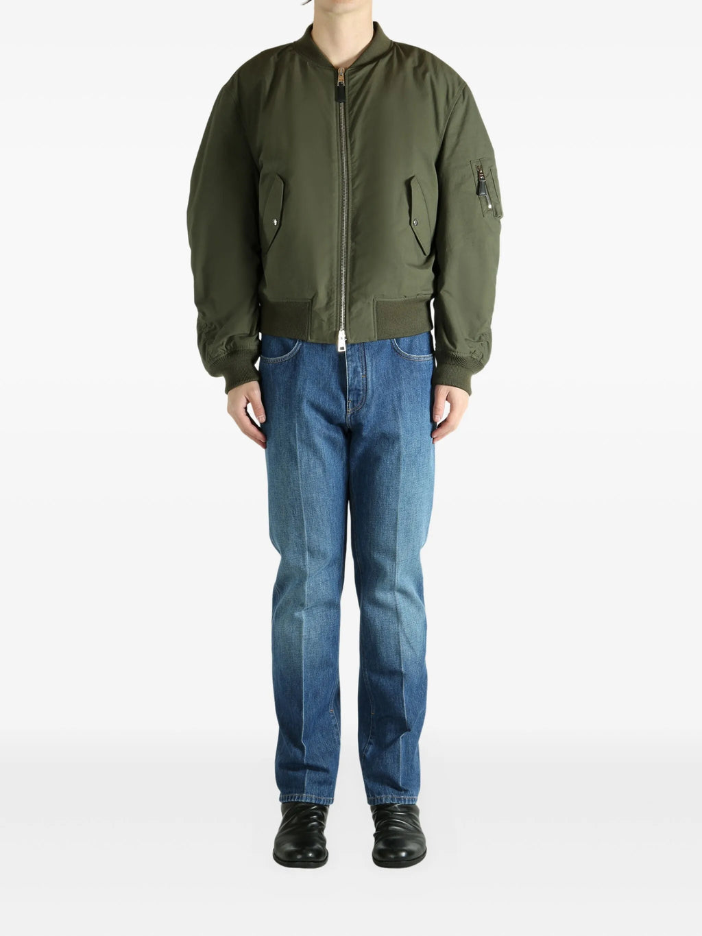 Imagem da jaqueta bomber kaki da Givenchy para homens - Temporada Primavera-Verão 2026 - Vista do modelo 1