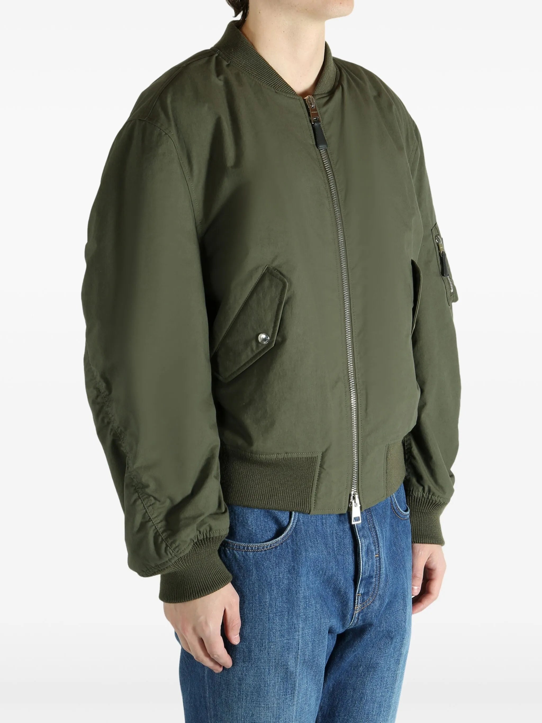 Imagem da jaqueta bomber kaki da Givenchy para homens - Temporada Primavera-Verão 2026 - Vista do modelo 3