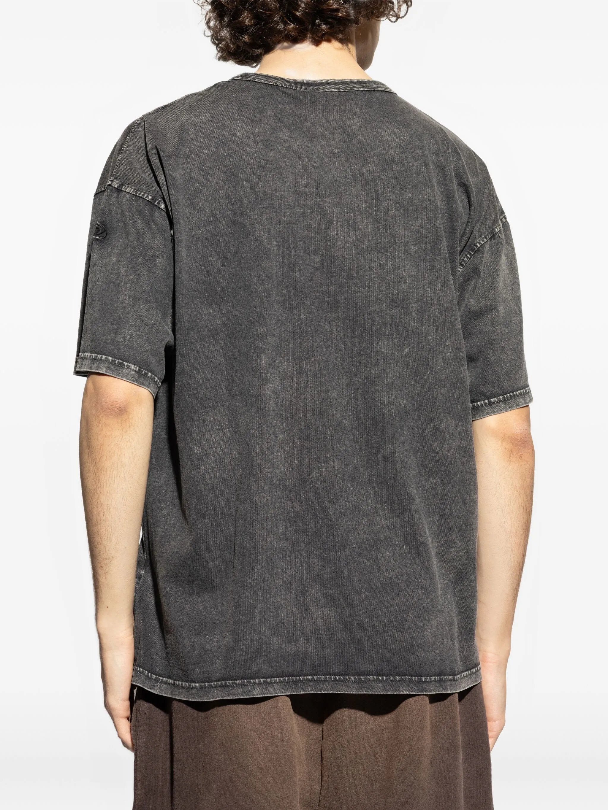 디젤의 남성용 오버사이즈 티셔츠 T-Boxt-D 그레이 이미지 - 시즌 봄-여름 2026 - 모델 보기 3