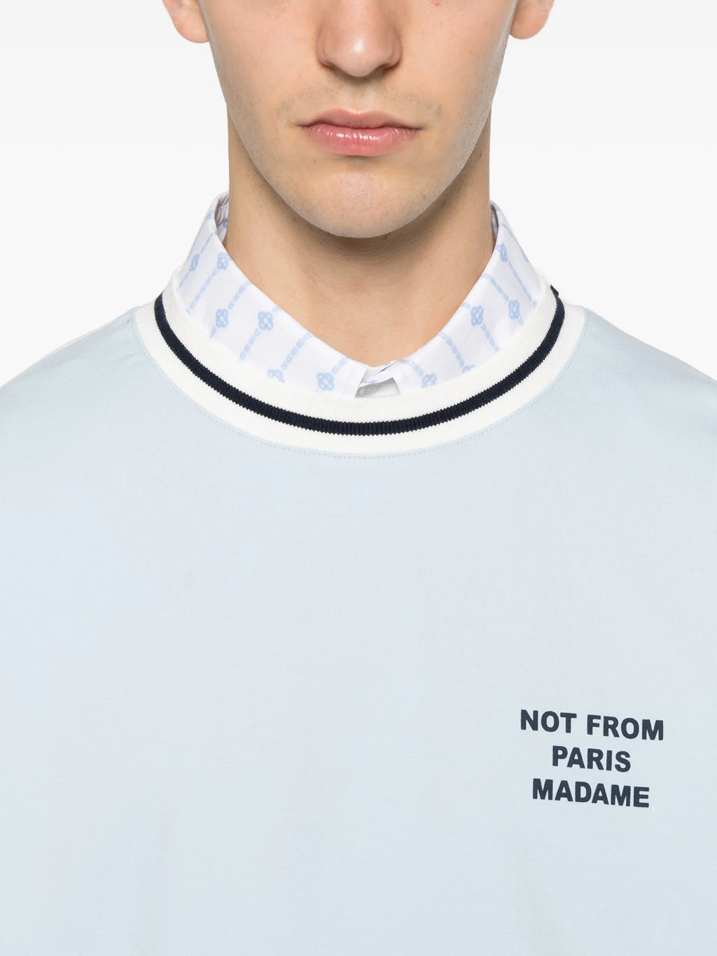 Drole De MonsieurのスポーツスローガンTシャツの画像（男性用）- シーズン春夏2026 - モデルビュー4