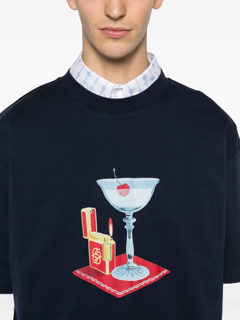 Drole De Monsieurのメンズ用ネイビーブルーのカクテルTシャツの画像 - シーズン2026年春夏 - モデルビュー4