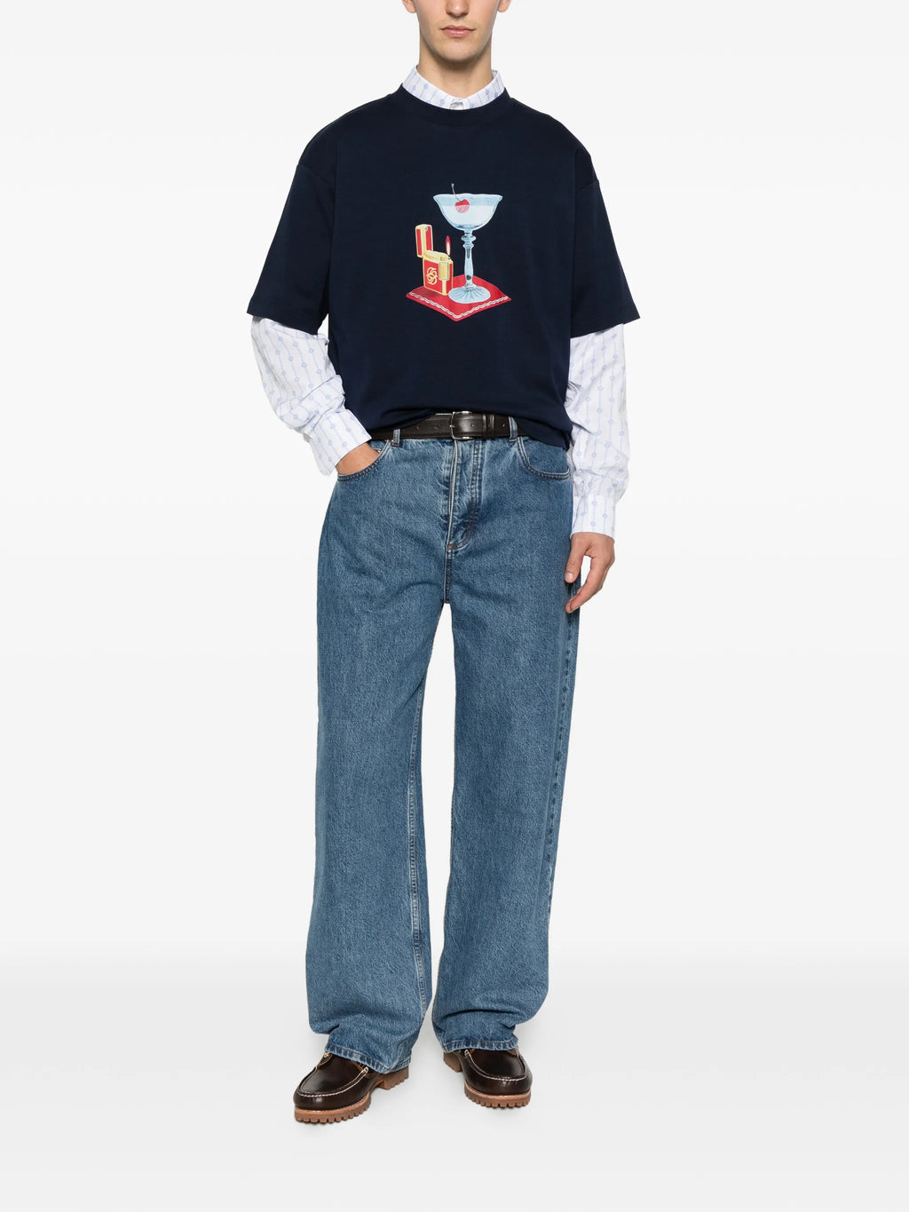 Drole De Monsieurのメンズ用ネイビーブルーのカクテルTシャツの画像 - シーズン2026年春夏 - モデルビュー1