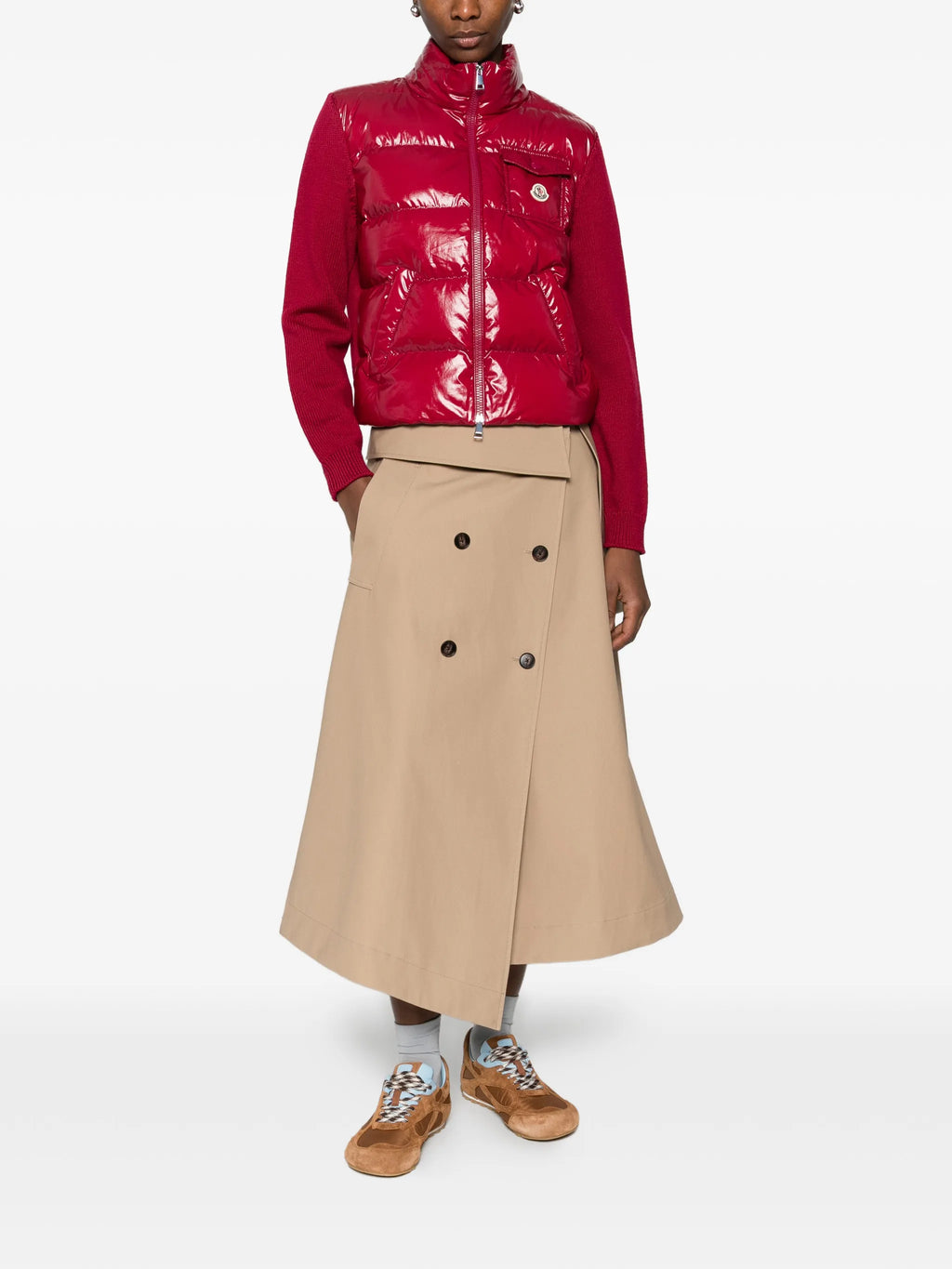 Image d'un cardigan zippé bi-matériau rouge de Moncler pour femmes - Saison Printemps-Été 2026 - Vue du modèle 1