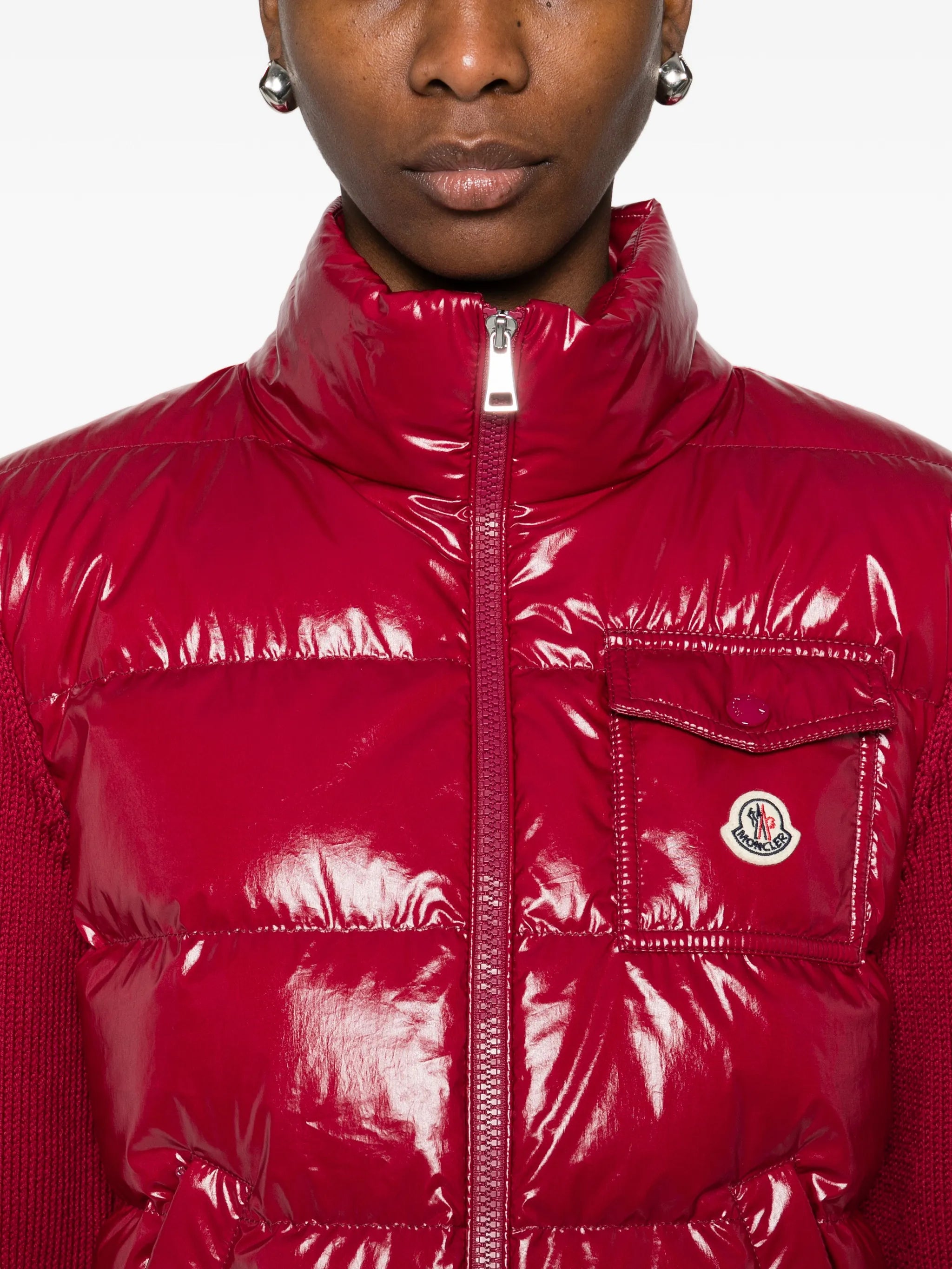 Image d'un cardigan zippé bi-matériau rouge de Moncler pour femmes - Saison Printemps-Été 2026 - Vue du modèle 4