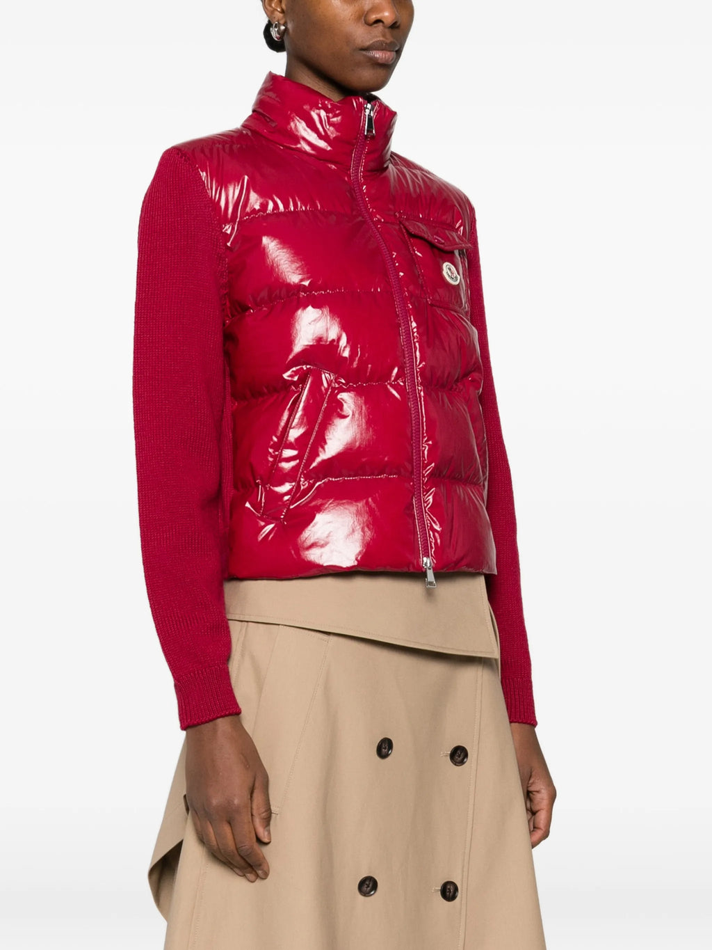Image d'un cardigan zippé bi-matériau rouge de Moncler pour femmes - Saison Printemps-Été 2026 - Vue du modèle 2