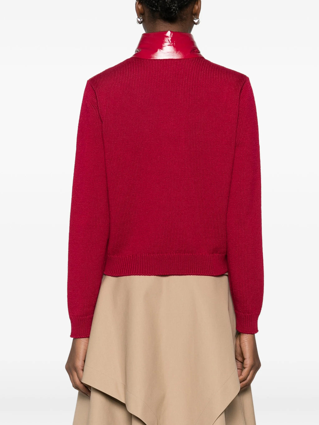 Image d'un cardigan zippé bi-matériau rouge de Moncler pour femmes - Saison Printemps-Été 2026 - Vue du modèle 3