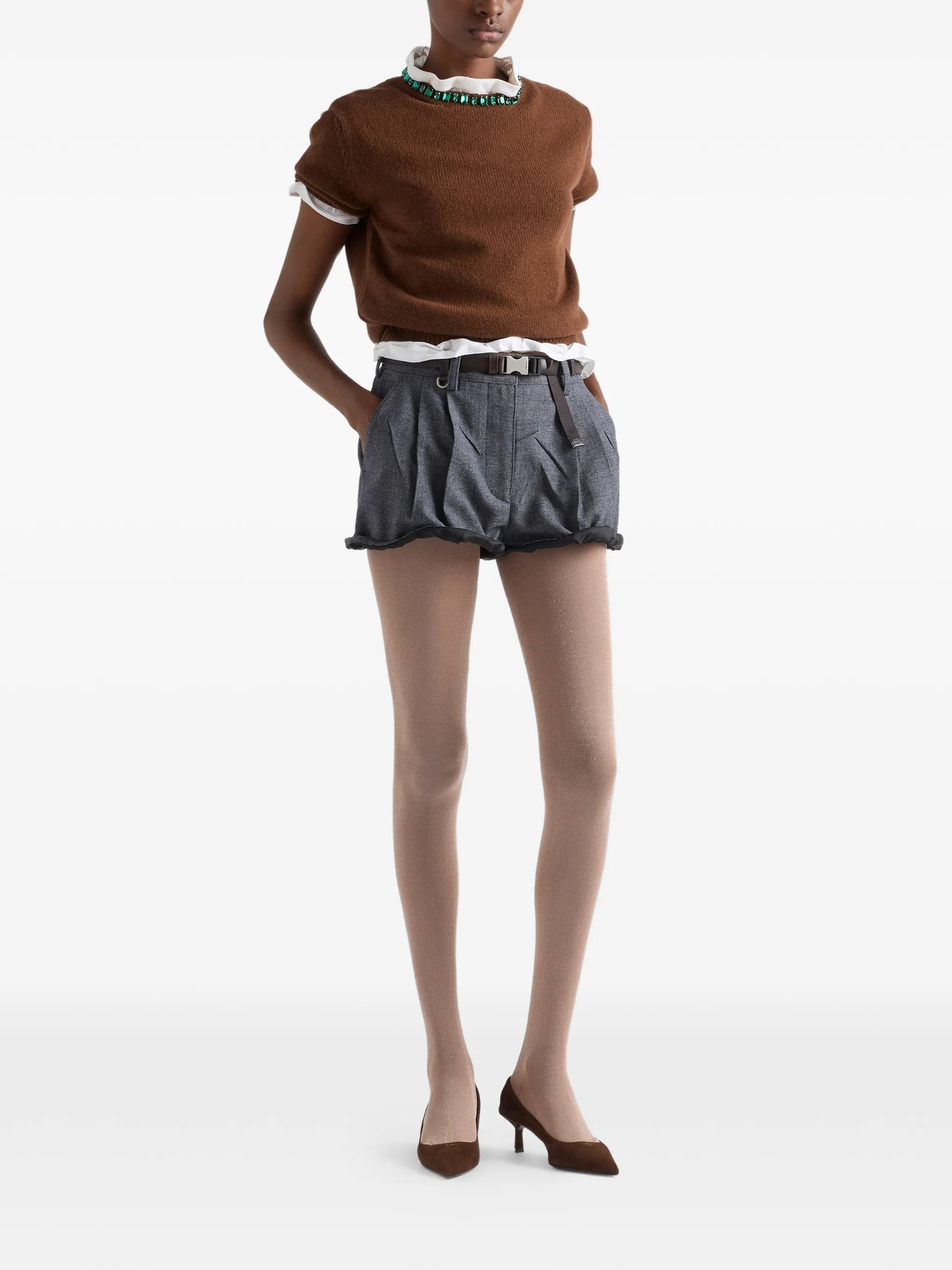 Imagem de um suéter de cashmere e lã castanho da Prada para mulheres - Temporada Primavera-Verão 2026 - Vista modelo 1