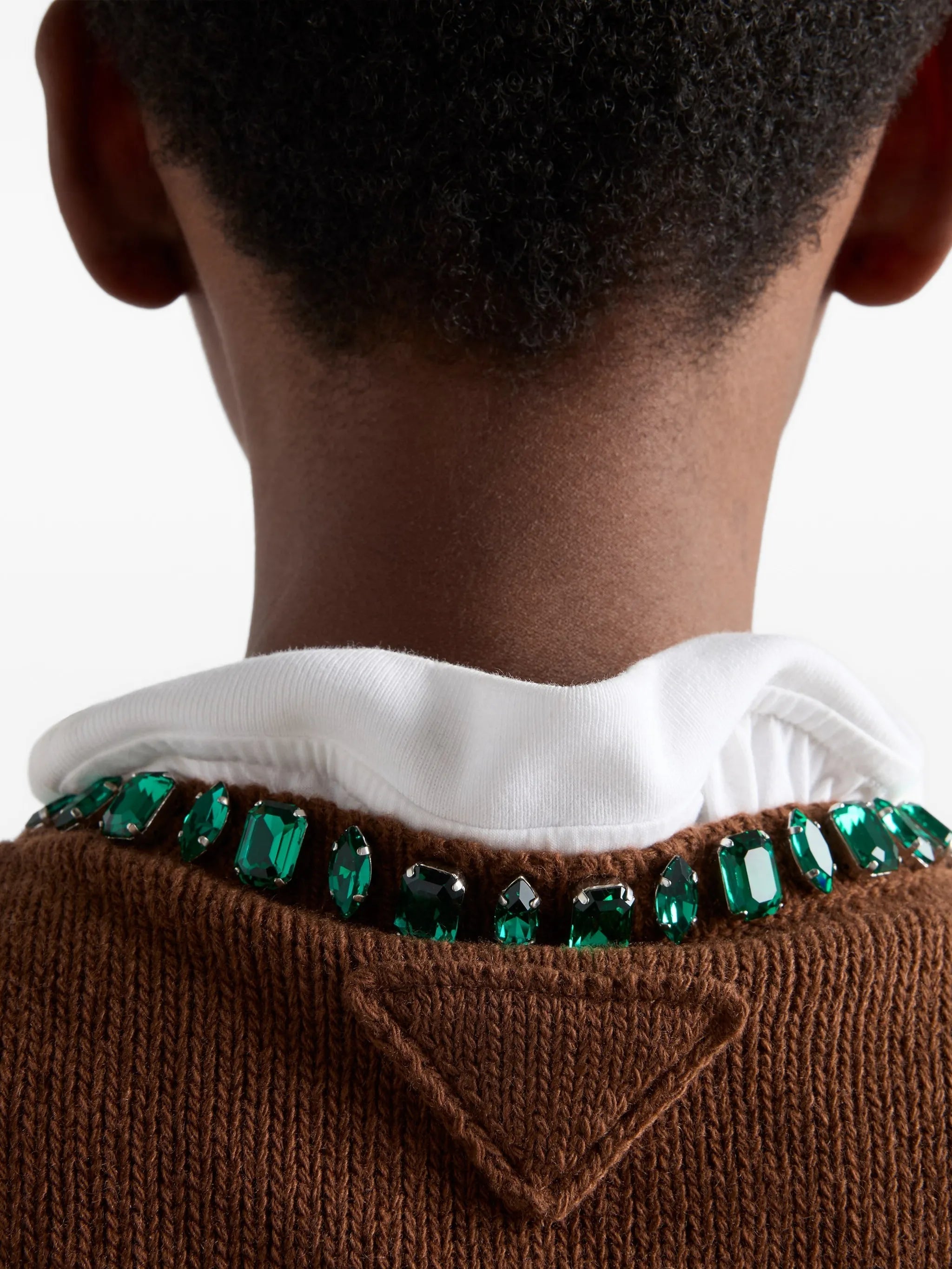 Imagem de um suéter de cashmere e lã castanho da Prada para mulheres - Temporada Primavera-Verão 2026 - Vista modelo 4