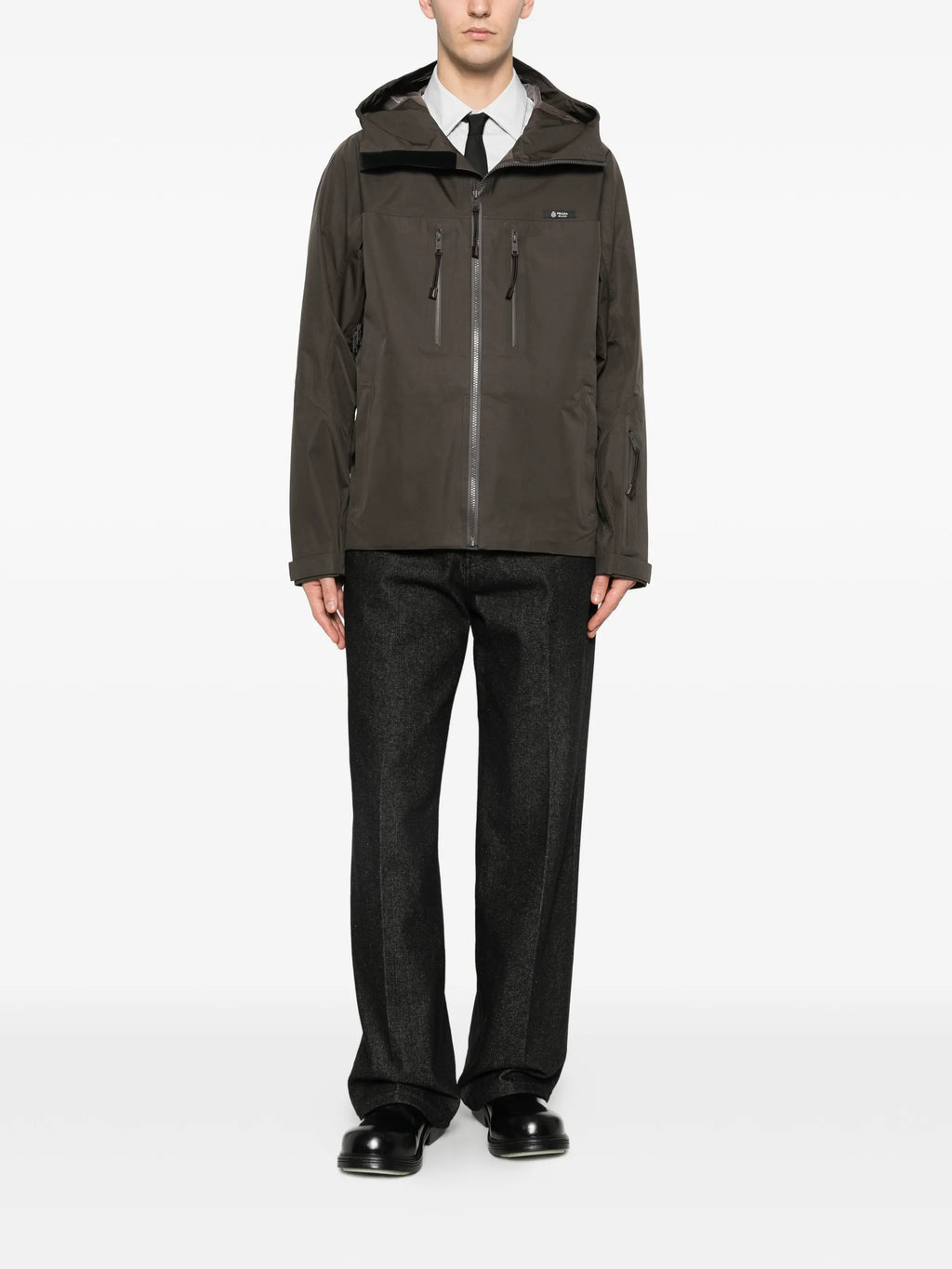 Imagem da Jaqueta de Tecido Técnico Castanho da Prada para Homens - Temporada Primavera-Verão 2026 - Vista do Modelo 1