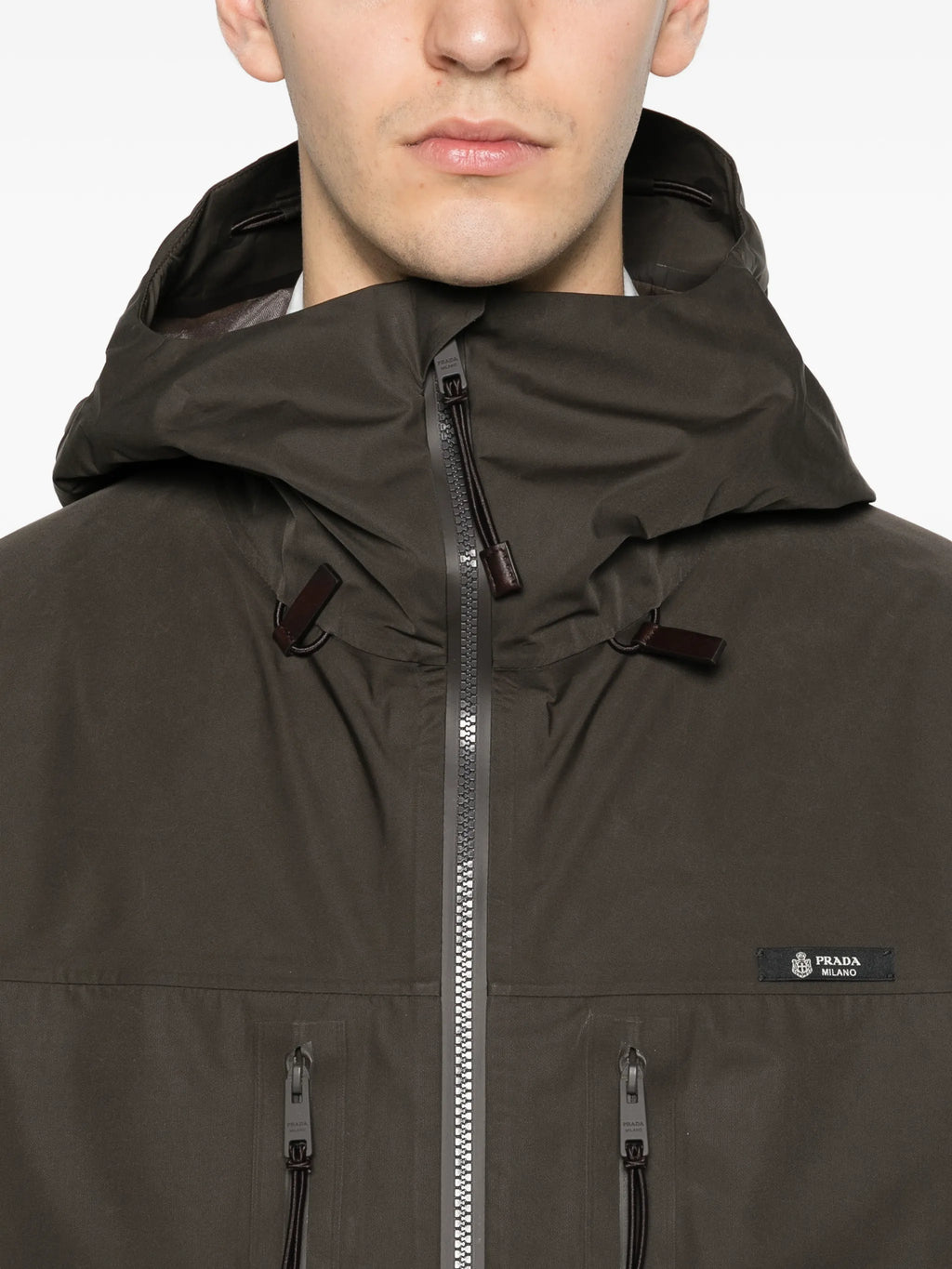 Imagem da Jaqueta de Tecido Técnico Castanho da Prada para Homens - Temporada Primavera-Verão 2026 - Vista do Modelo 4