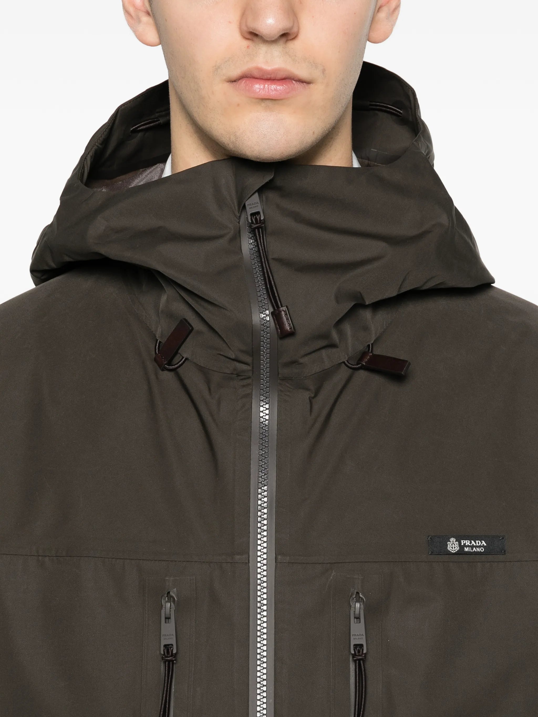 Imagem da Jaqueta de Tecido Técnico Castanho da Prada para Homens - Temporada Primavera-Verão 2026 - Vista do Modelo 4