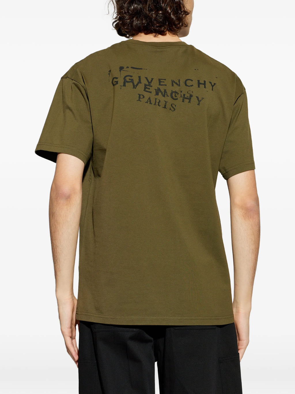 Imagen de la camiseta Kaki Stamp de Givenchy para hombres - Temporada Primavera-Verano 2026 - Vista del modelo 3
