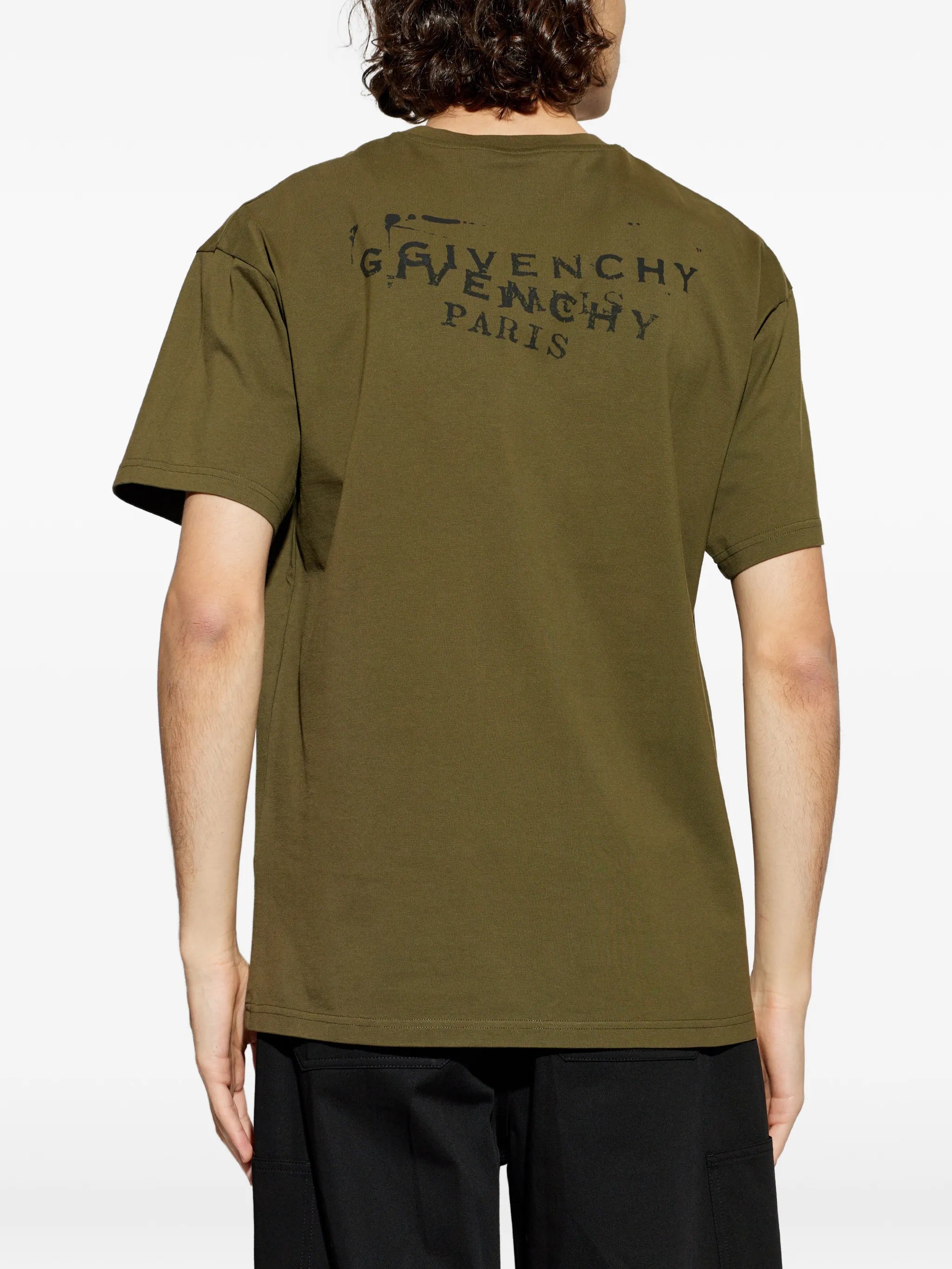 Imagen de la camiseta Kaki Stamp de Givenchy para hombres - Temporada Primavera-Verano 2026 - Vista del modelo 3