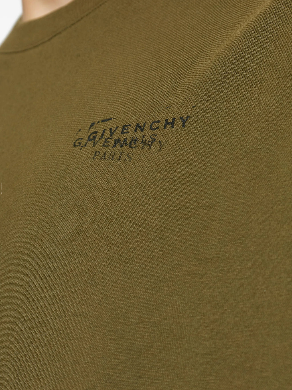 Imagen de la camiseta Kaki Stamp de Givenchy para hombres - Temporada Primavera-Verano 2026 - Vista del modelo 4