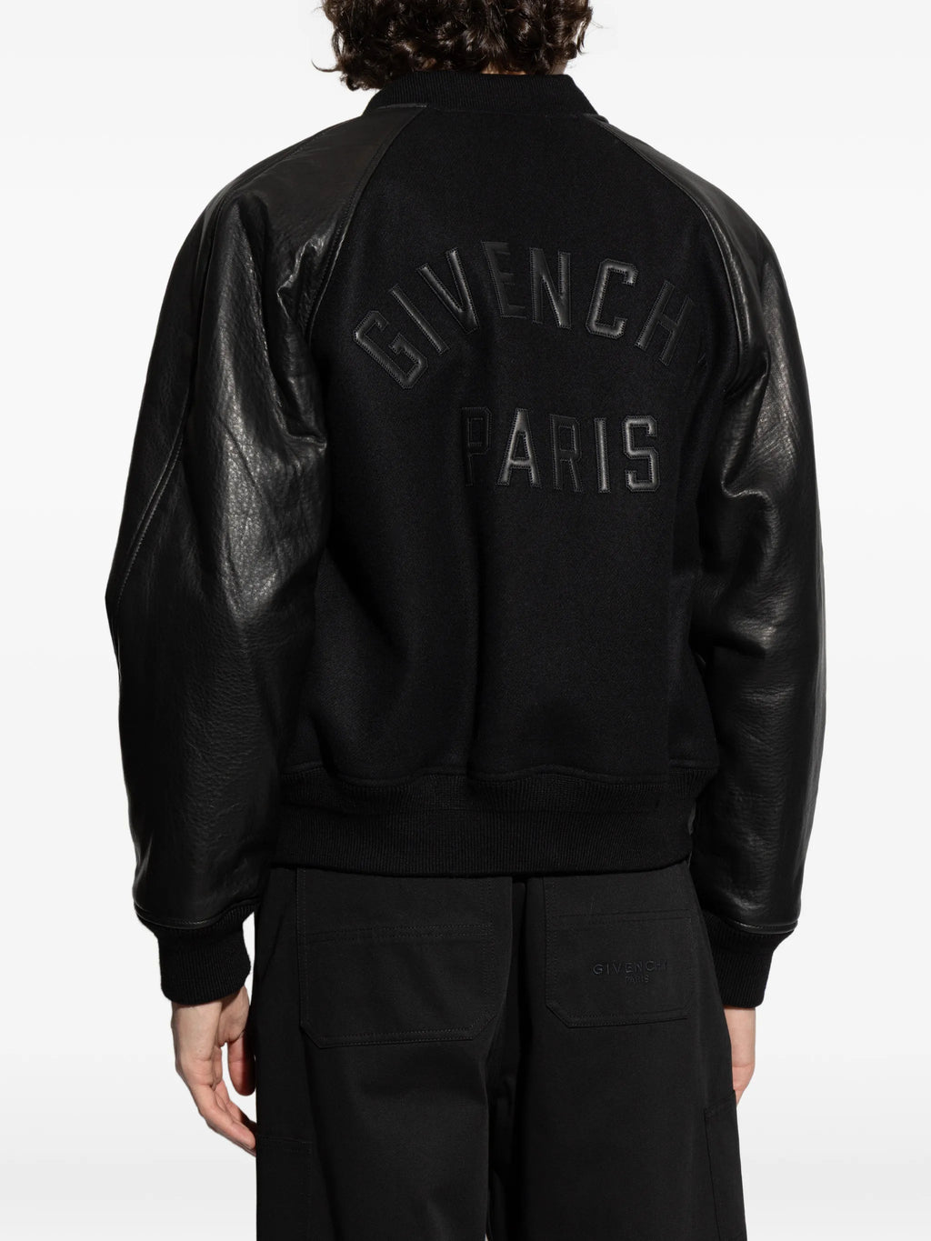 Immagine della giacca bomber nera bimateriale di Givenchy per uomini - Stagione Primavera-Estate 2026 - Vista modello 3