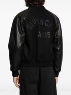 Immagine della giacca bomber nera bimateriale di Givenchy per uomini - Stagione Primavera-Estate 2026 - Vista modello 3