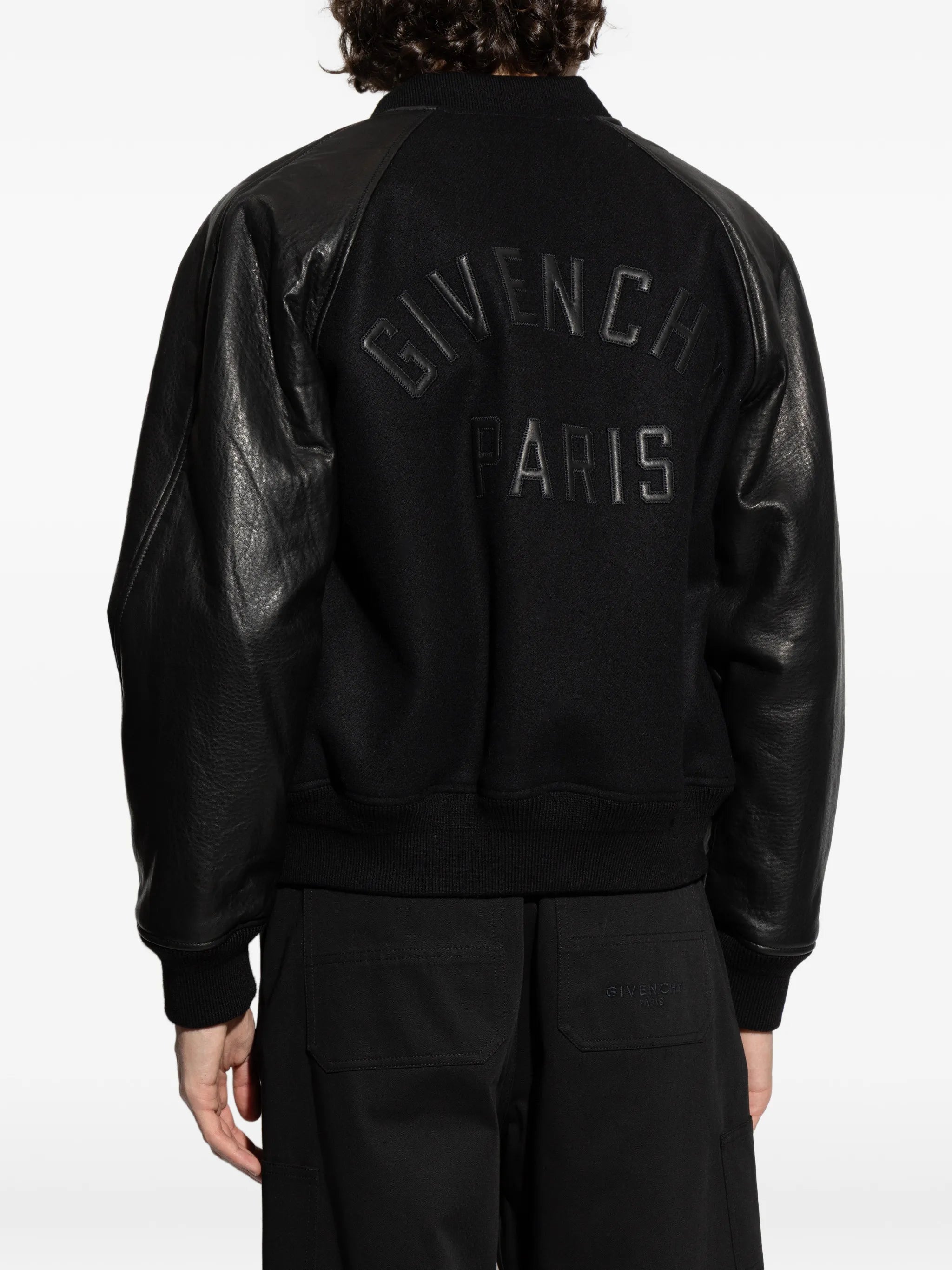 Immagine della giacca bomber nera bimateriale di Givenchy per uomini - Stagione Primavera-Estate 2026 - Vista modello 3