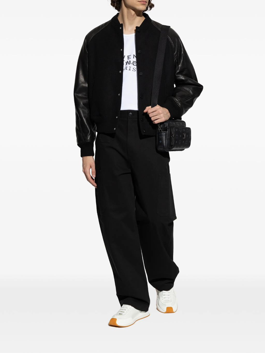 Immagine della giacca bomber nera bimateriale di Givenchy per uomini - Stagione Primavera-Estate 2026 - Vista modello 1