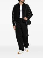 Immagine della giacca bomber nera bimateriale di Givenchy per uomini - Stagione Primavera-Estate 2026 - Vista modello 1