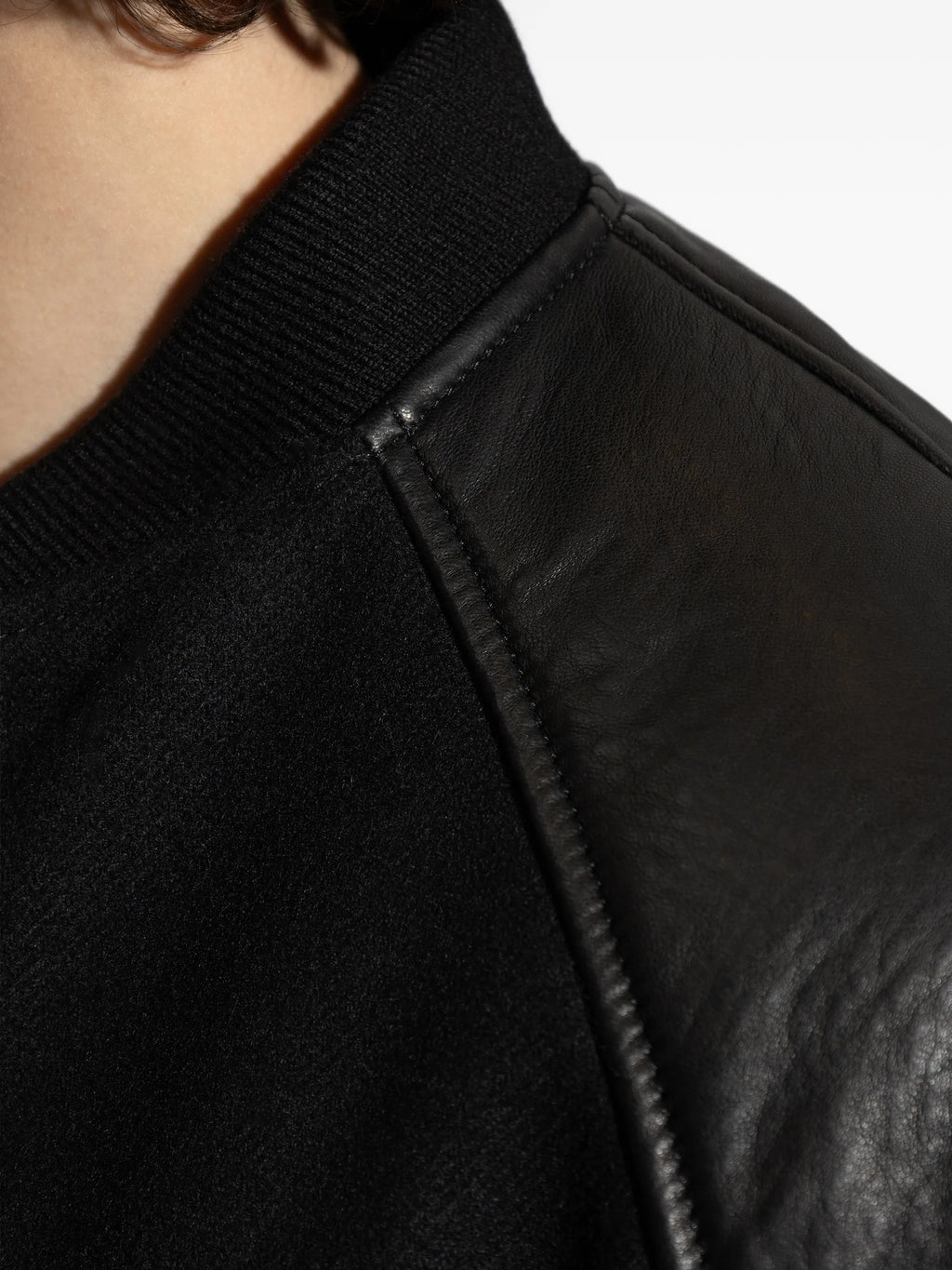 Immagine della giacca bomber nera bimateriale di Givenchy per uomini - Stagione Primavera-Estate 2026 - Vista modello 4