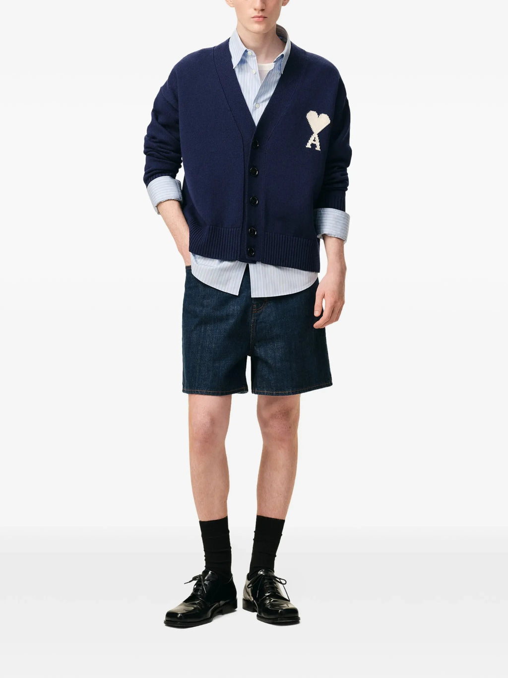 Bild des Navy Ami de Coeur Cardigans von Ami PARIS für Unisex - Saison Frühling-Sommer 2026 - Modellansicht 1