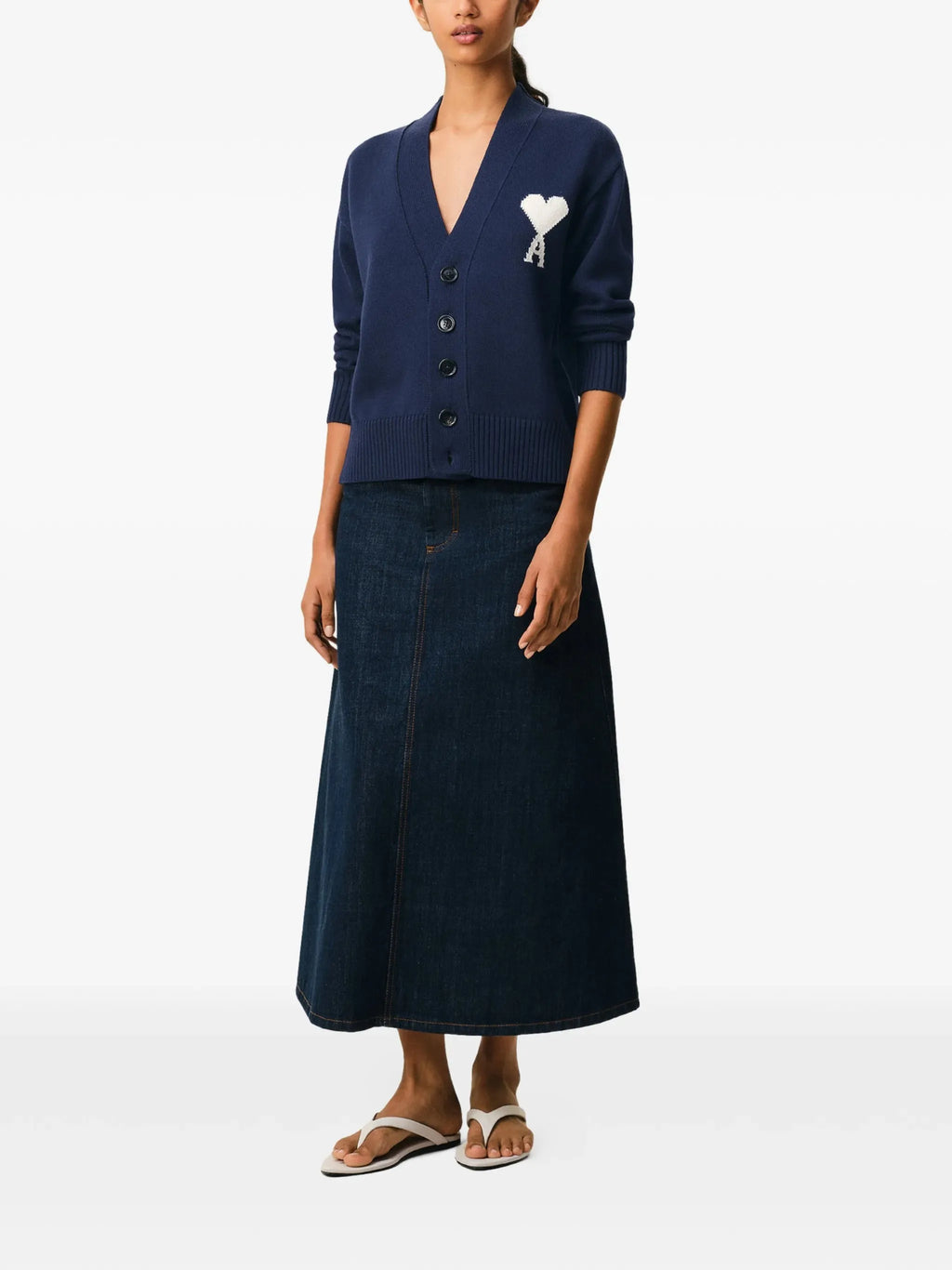 Bild des Navy Ami de Coeur Cardigans von Ami PARIS für Unisex - Saison Frühling-Sommer 2026 - Modellansicht 2