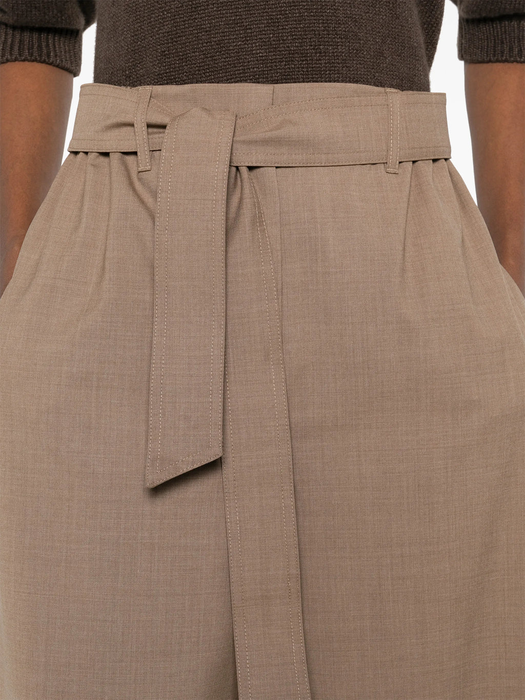 Imagen de pantalones de lana beige de Max Mara para mujeres - Temporada primavera-verano 2026 - Vista del modelo 4