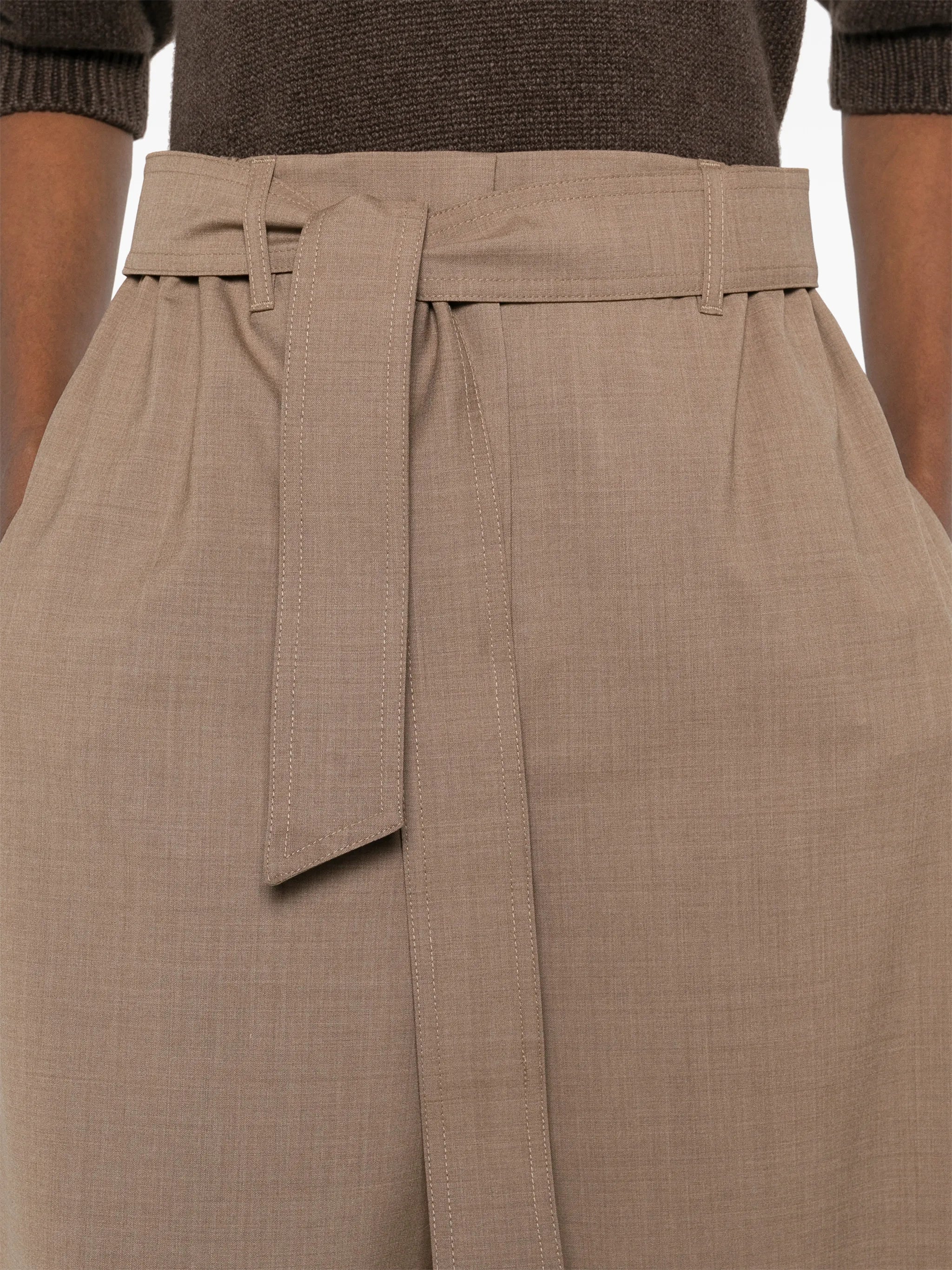 Imagen de pantalones de lana beige de Max Mara para mujeres - Temporada primavera-verano 2026 - Vista del modelo 4
