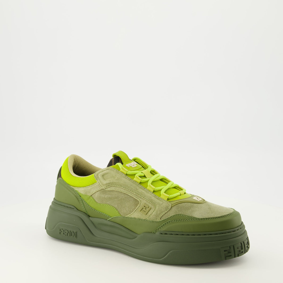 Grüne Sneakers aus Veloursleder